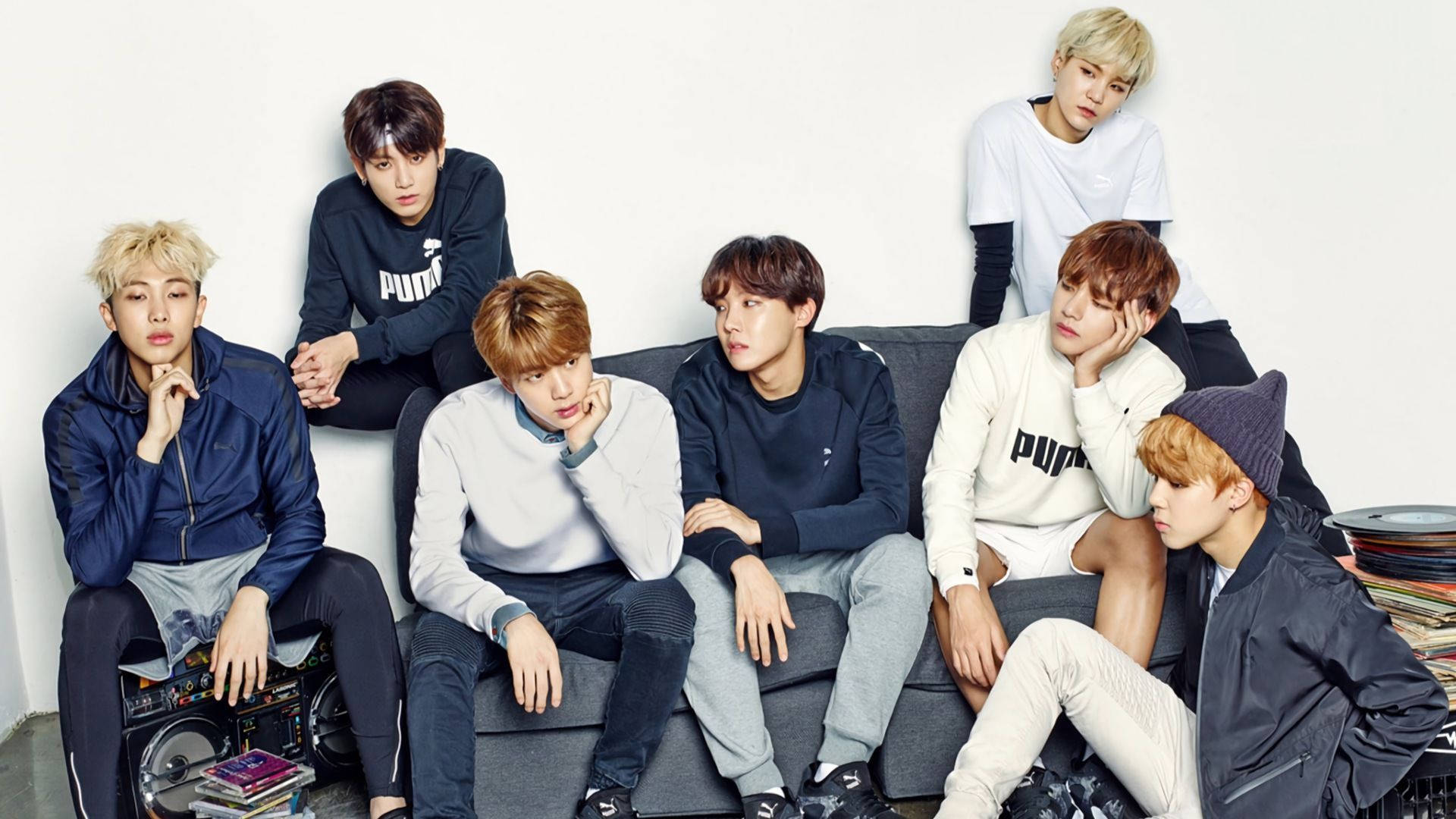BTS-gjengen på sofa i blått og hvitt Bakgrunner