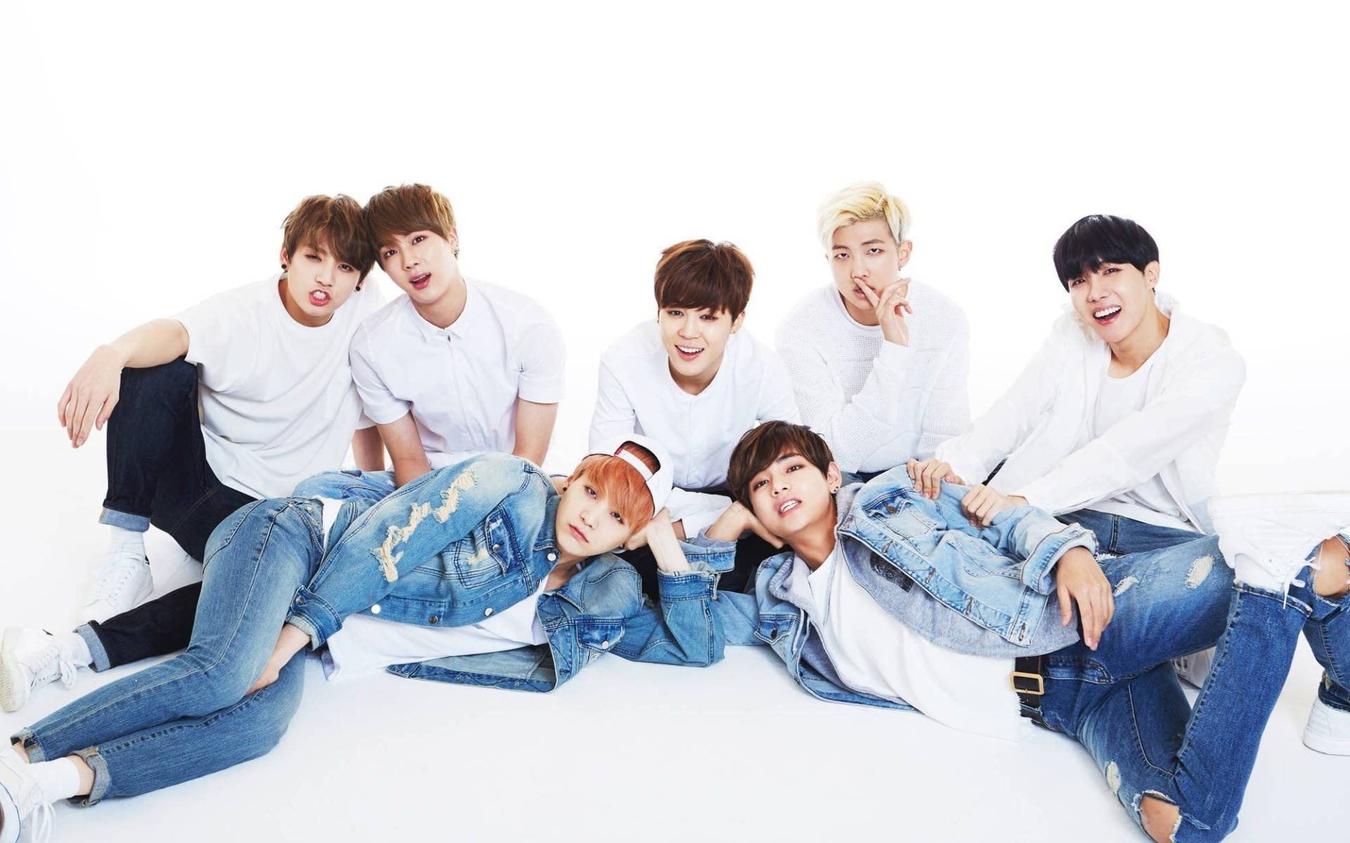 BTS gruppebilde i jeans Bakgrunner