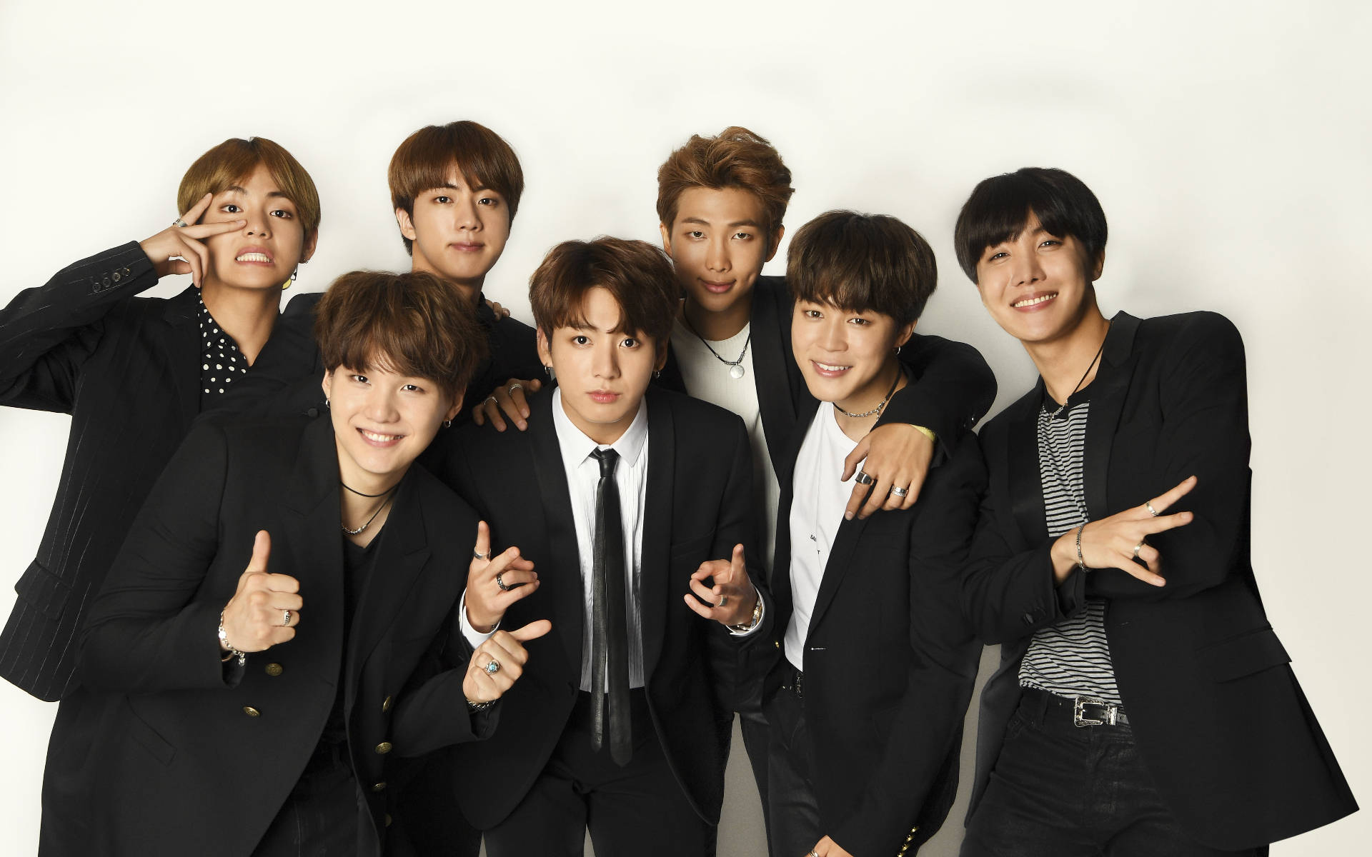 BTS gruppebilde i svarte dresser bakgrunnsbilde — Bts gruppebilde GIF Bakgrunner