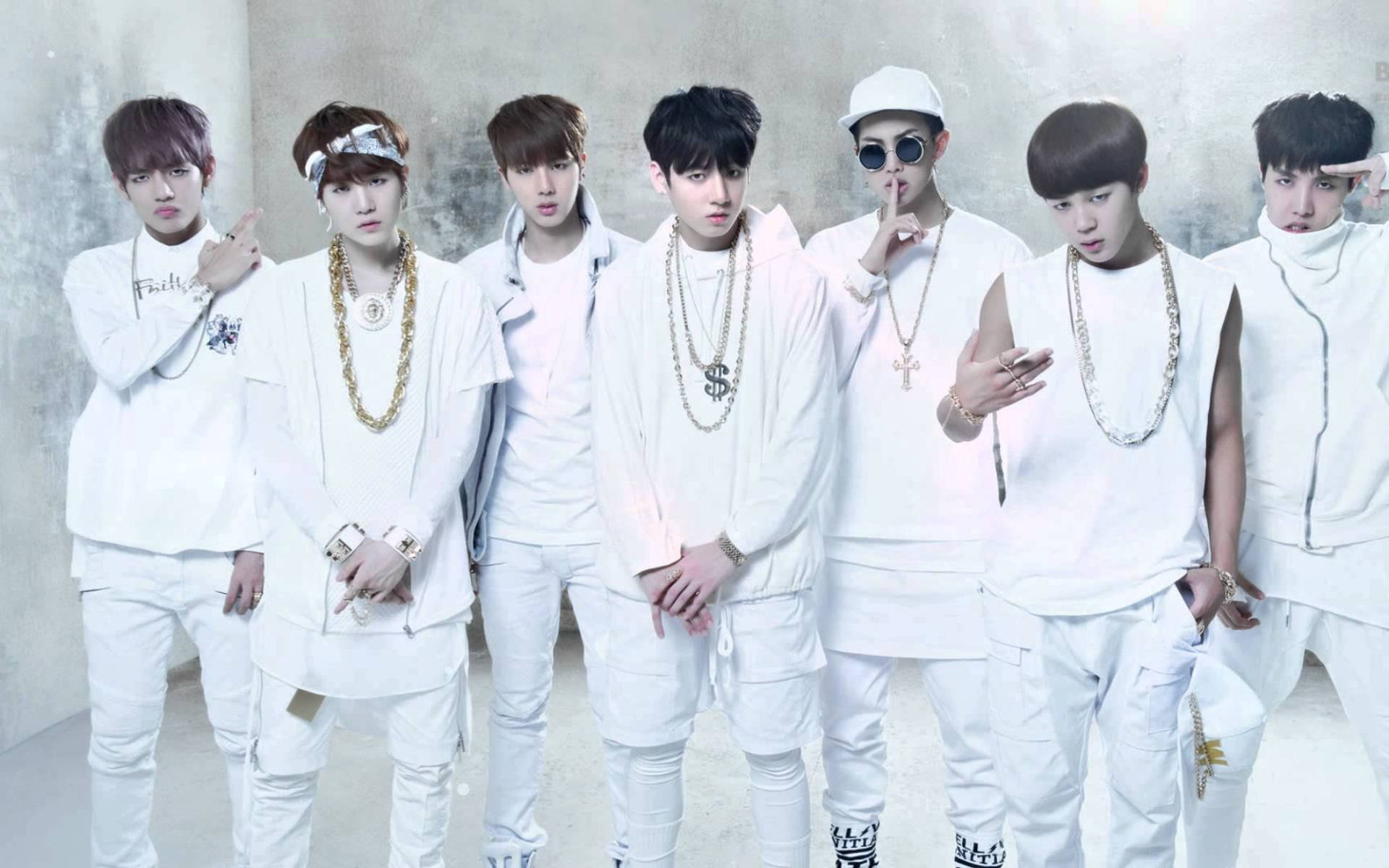 BTS-gruppebilde i helhvitt Bakgrunner