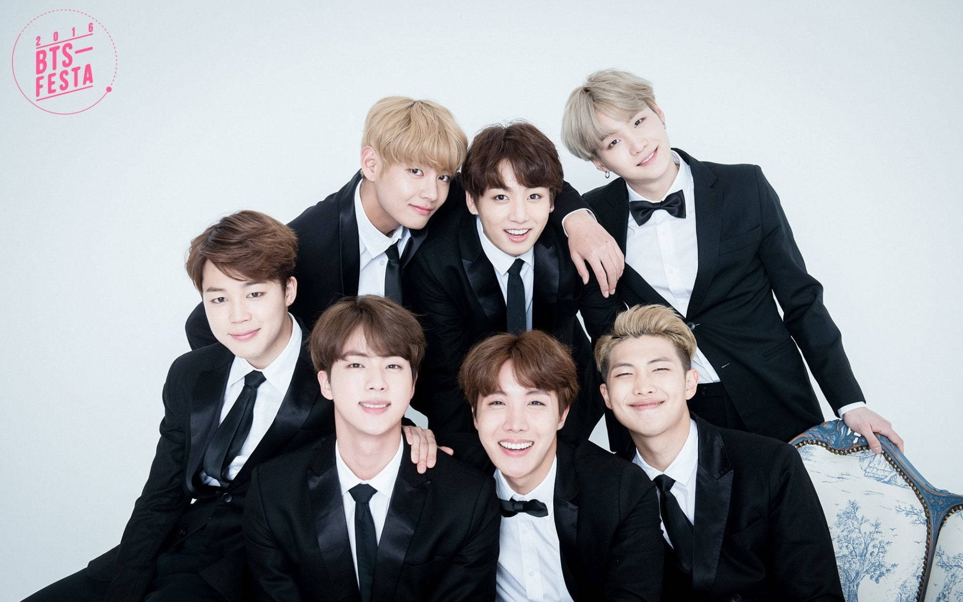 BTS gruppebilde i stilige dresser Bakgrunner
