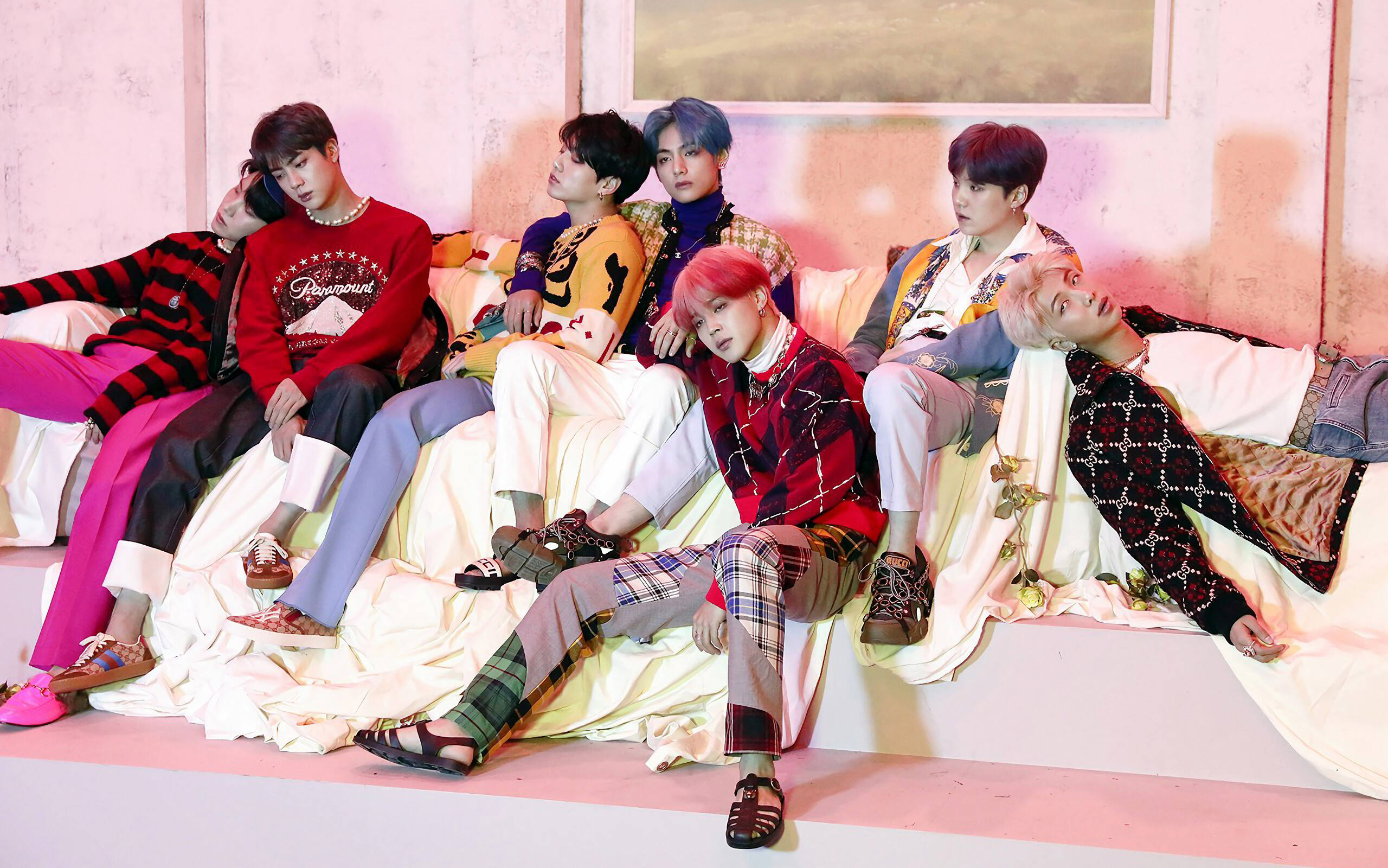 BTS-gruppebilde i stuen Bakgrunner
