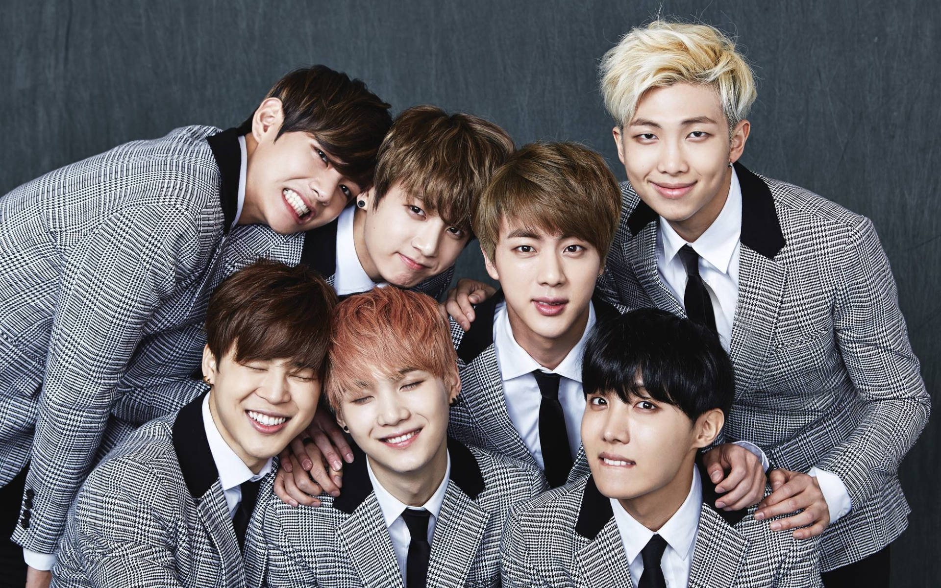 BTS gruppebilde i grå dresser bakgrunnsbilde — Bts gruppebilde GIF Bakgrunner