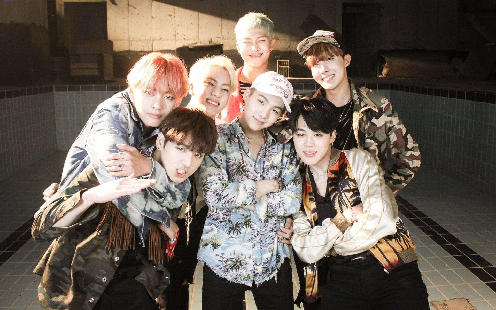 BTS gruppebilde i Fire MV Bakgrunner