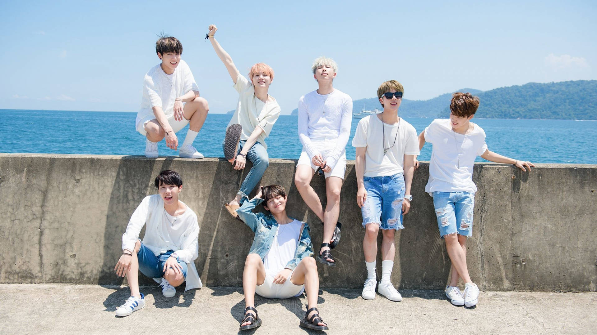 BTS gruppebilde ved havet bakgrunnsbilde — Bts gruppebilde GIF Bakgrunner