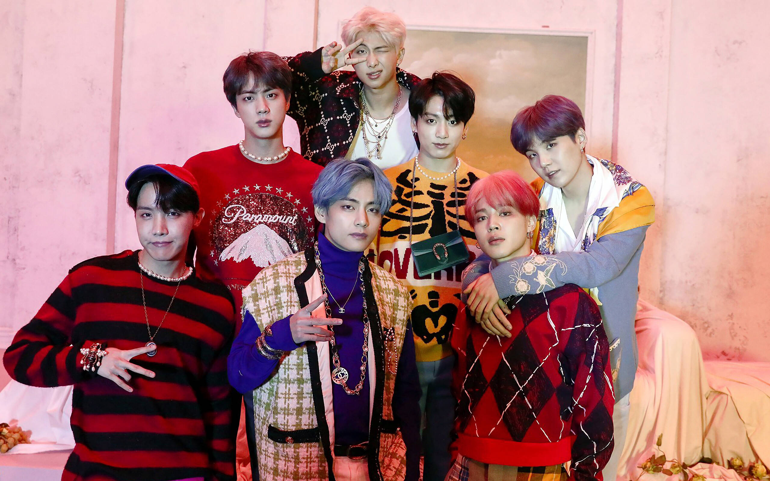BTS-gruppebilde i moteantrekk Bakgrunner