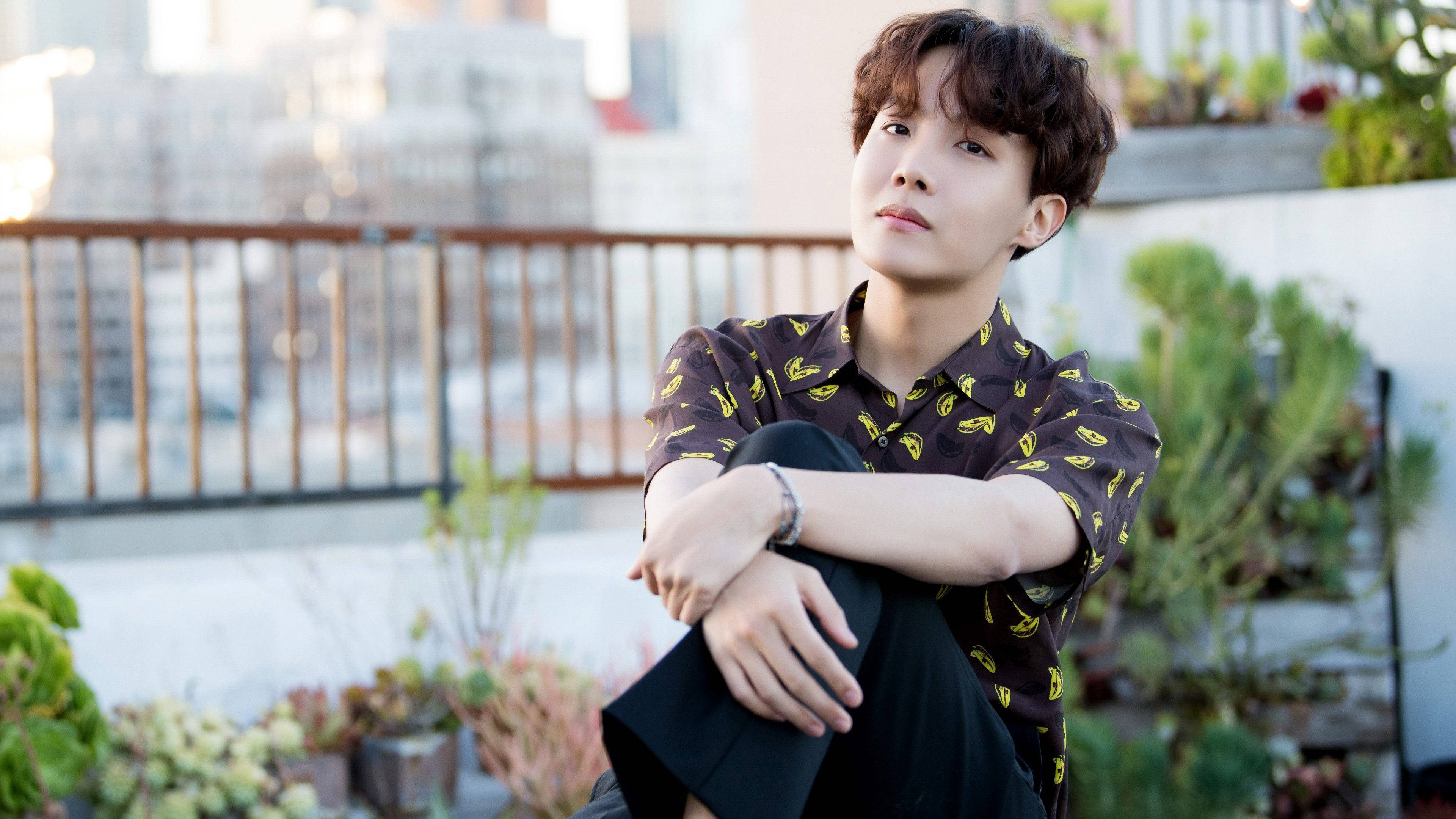 BTS J-Hope poserer utendørs Bakgrunner