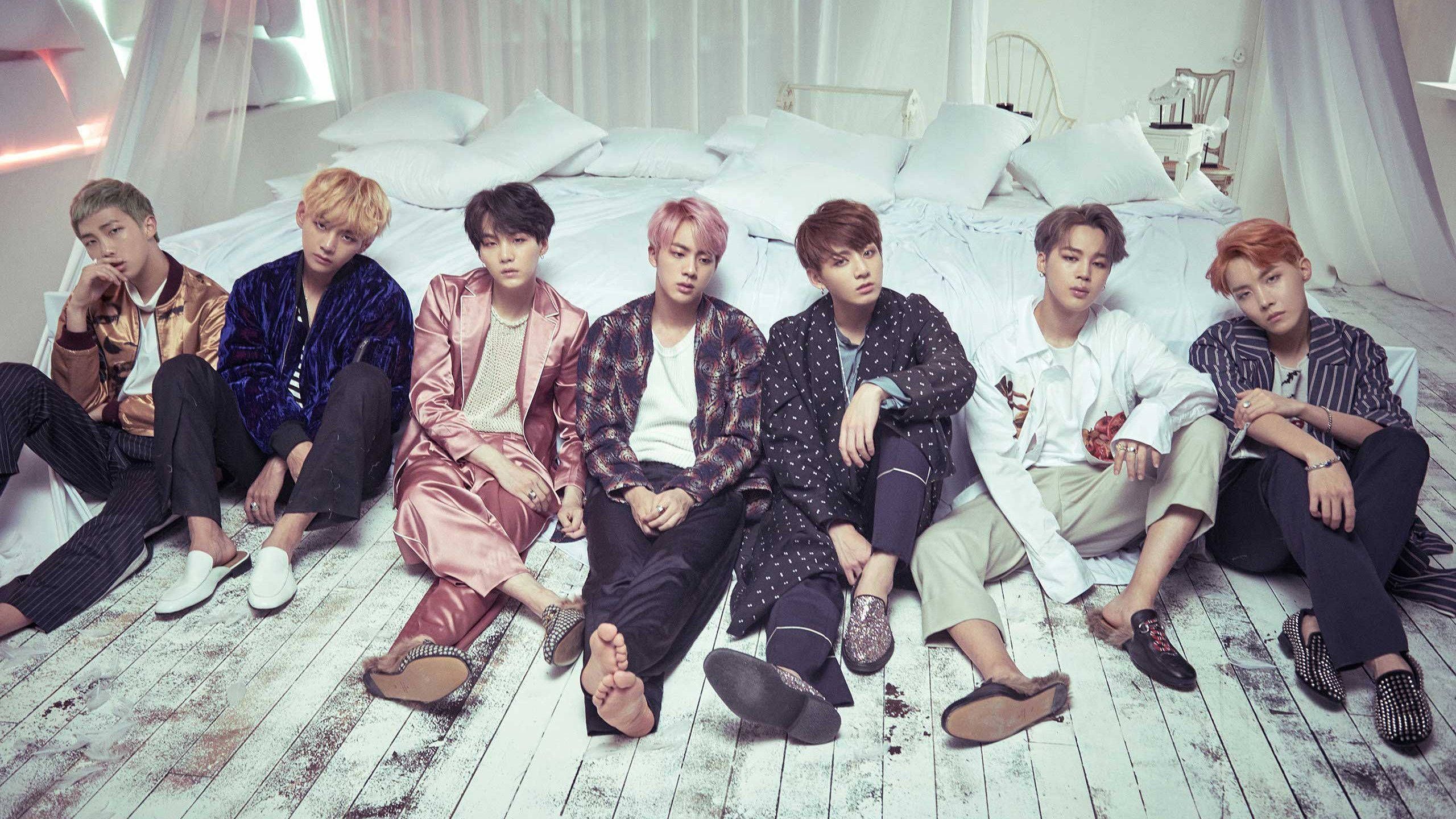 BTS-medlemmer ved siden av seng med laptop Bakgrunner