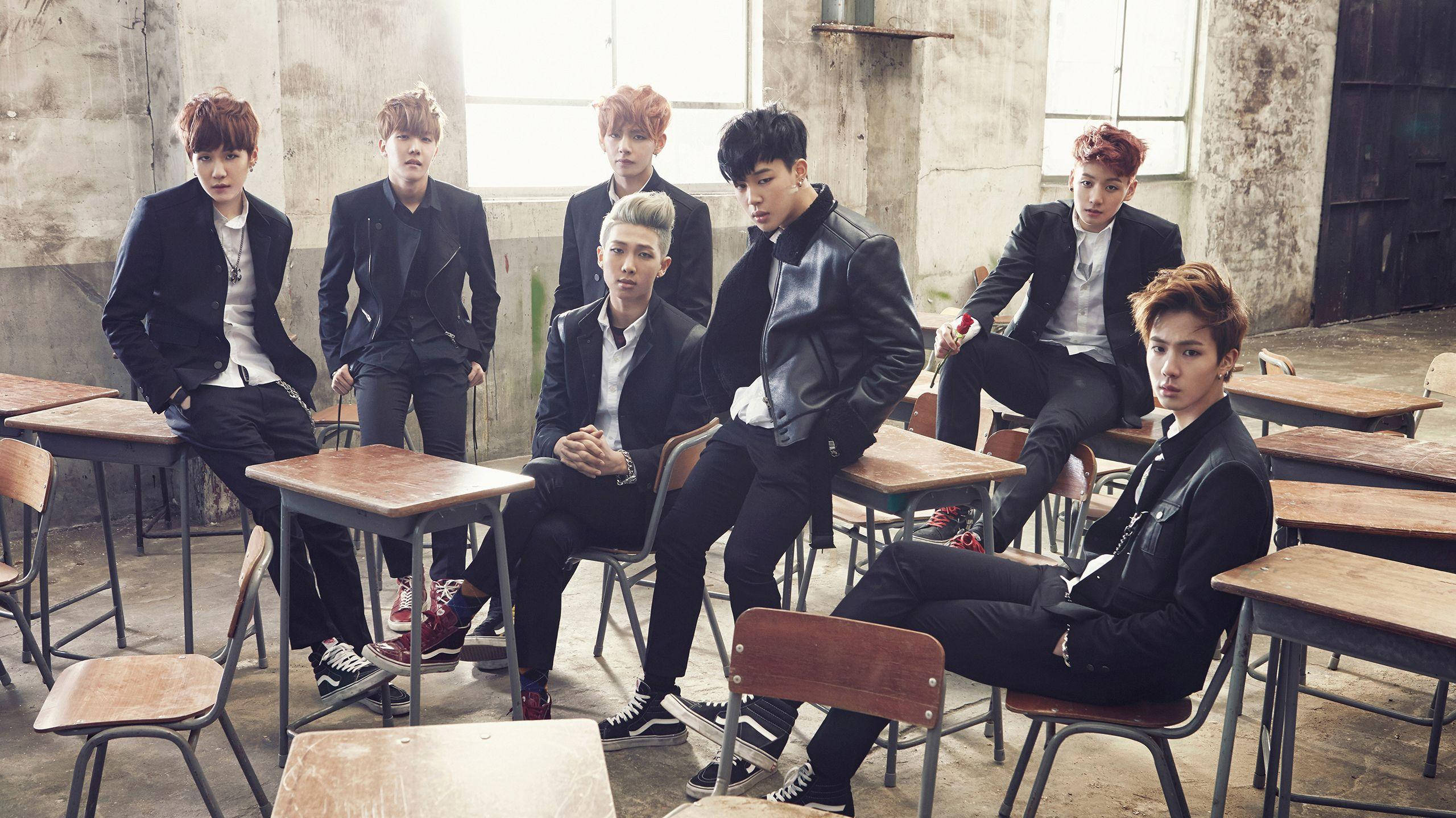 BTS-skrivebord "Boy In Luv"-scene Bakgrunner