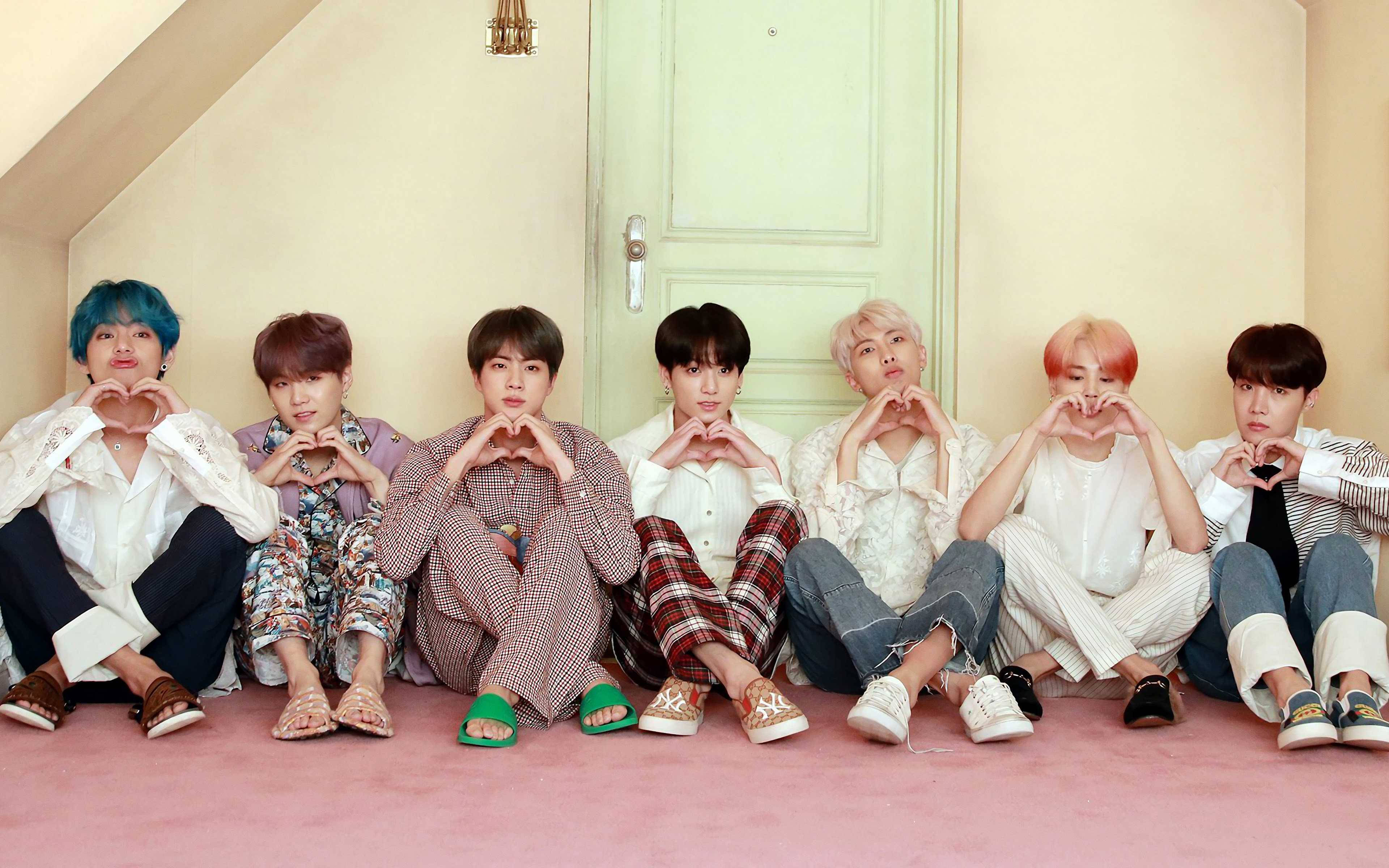 BTS Skrivebord Hjertetegn Ved Dør Bakgrunner