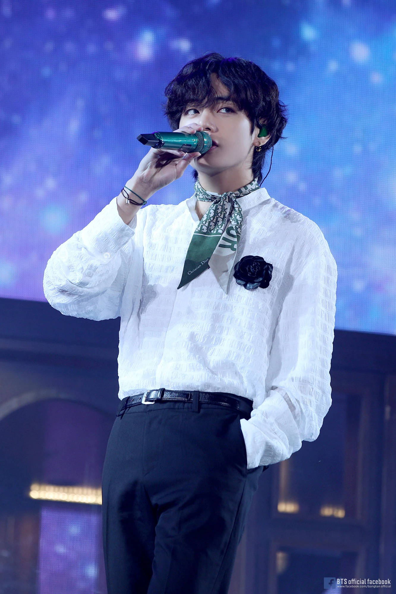 BTS V Dior-skjerf Bakgrunner