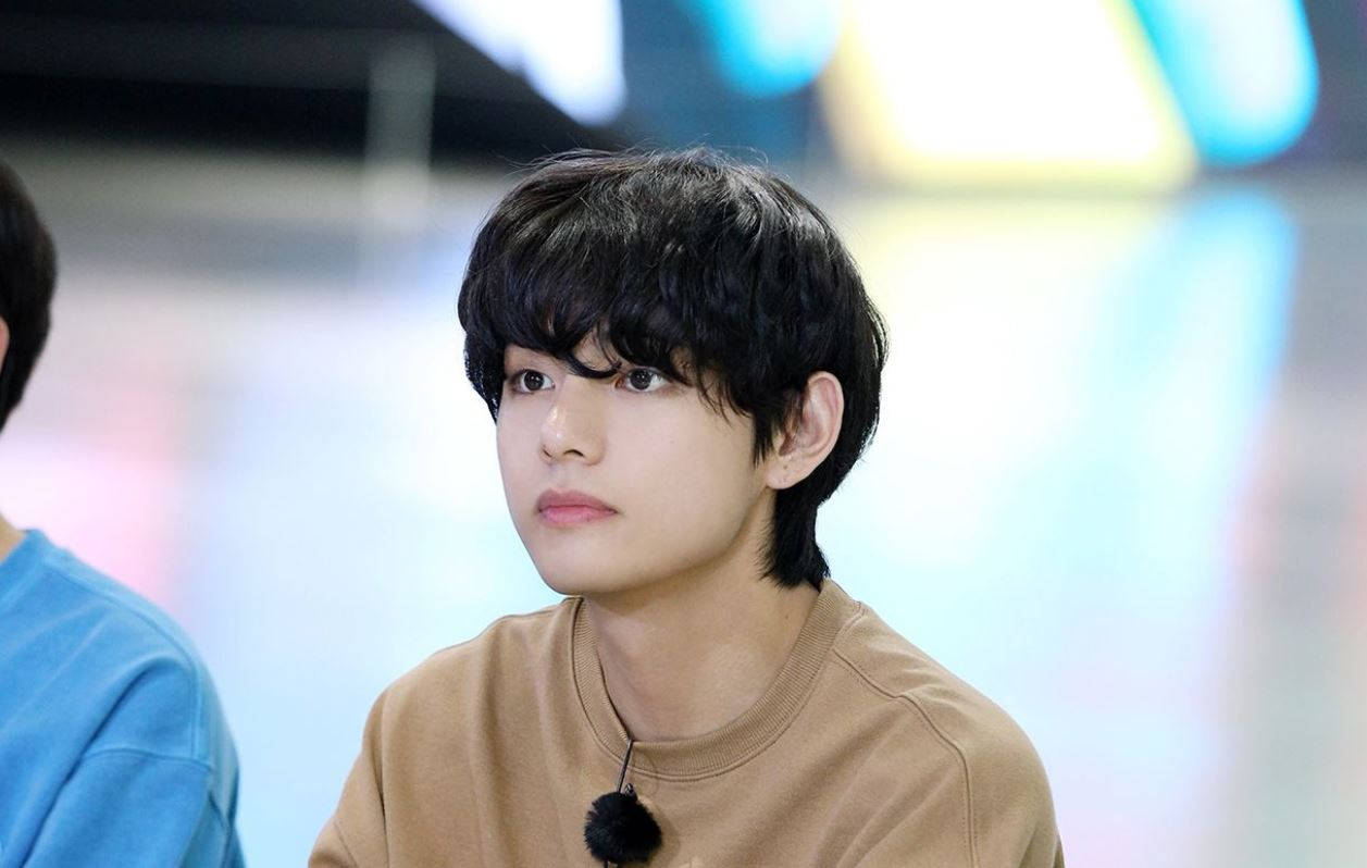 BTS V i brun skjorte Bakgrunner