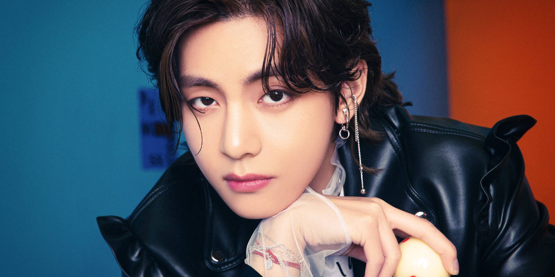 BTS V i skinnjakke Bakgrunner