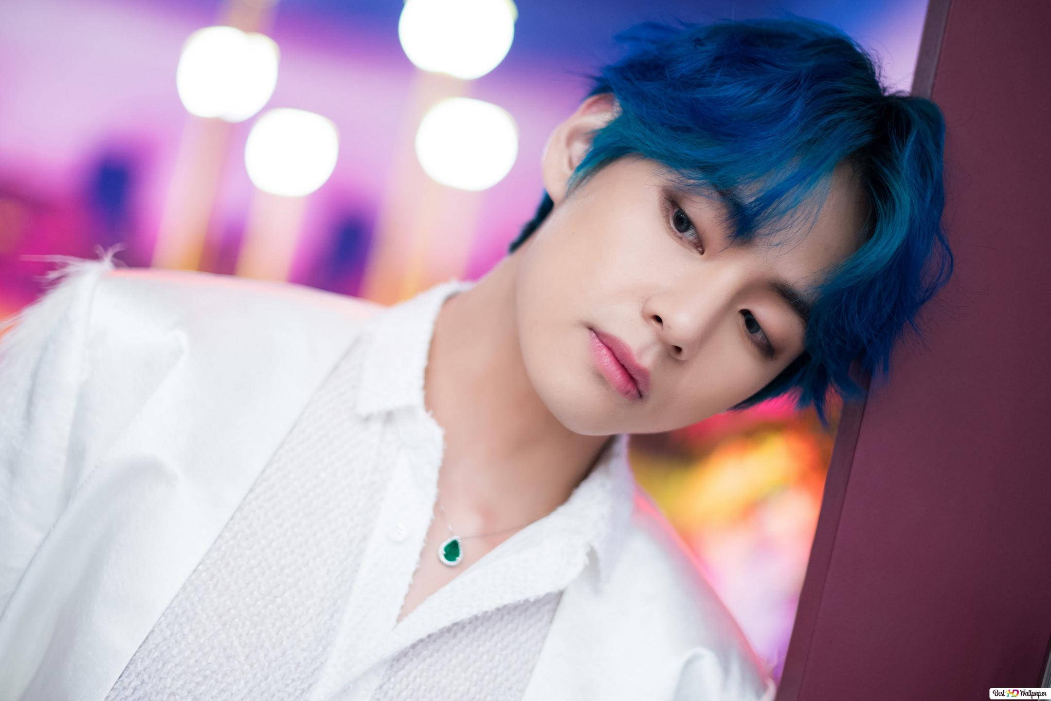 BTS V lener seg mot veggen Bakgrunner