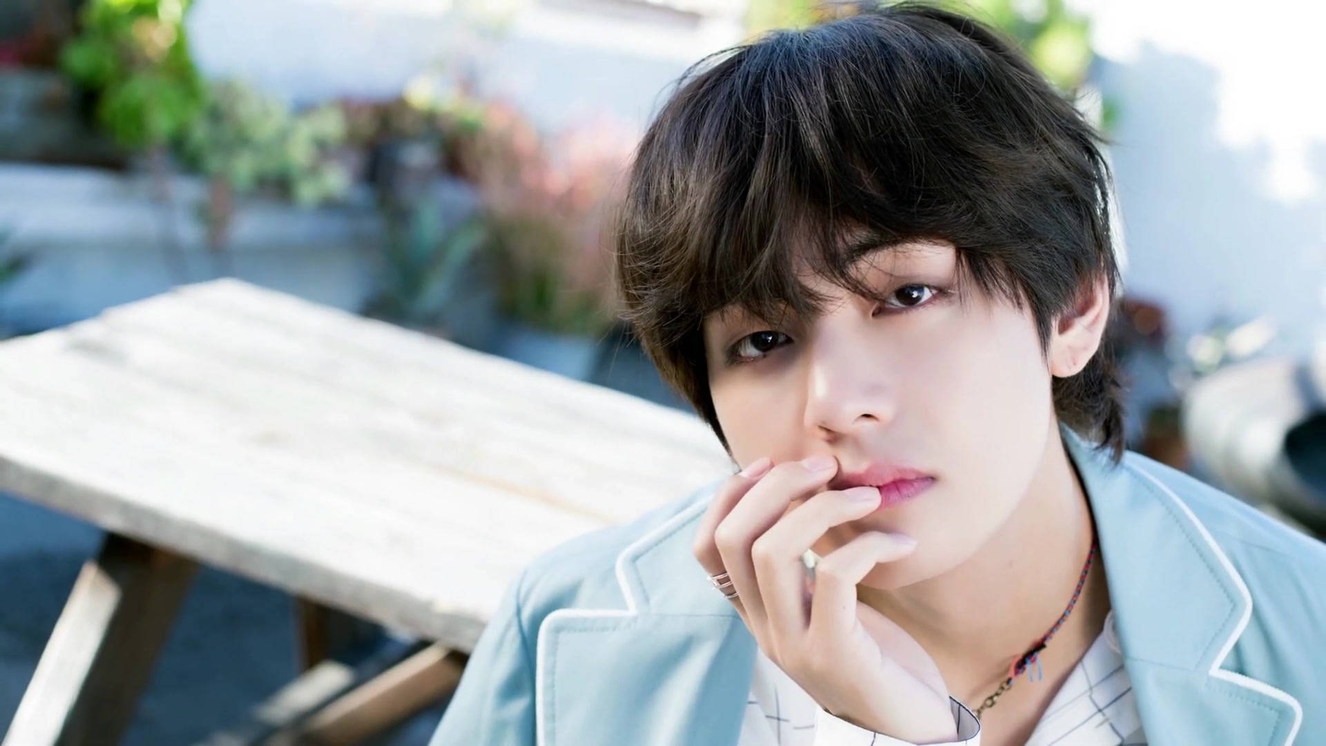 BTS V lyseblå jakke Bakgrunner