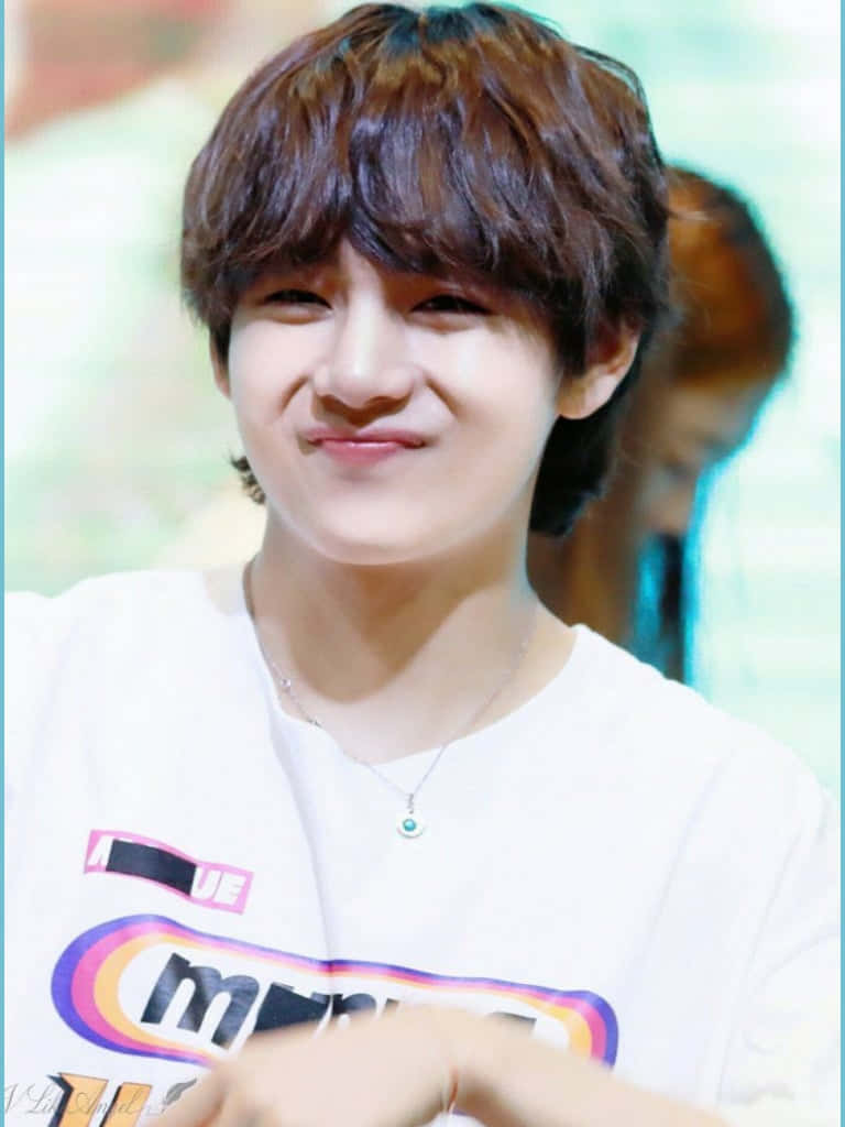 BTS V viser sitt selvsikre smil Bakgrunner