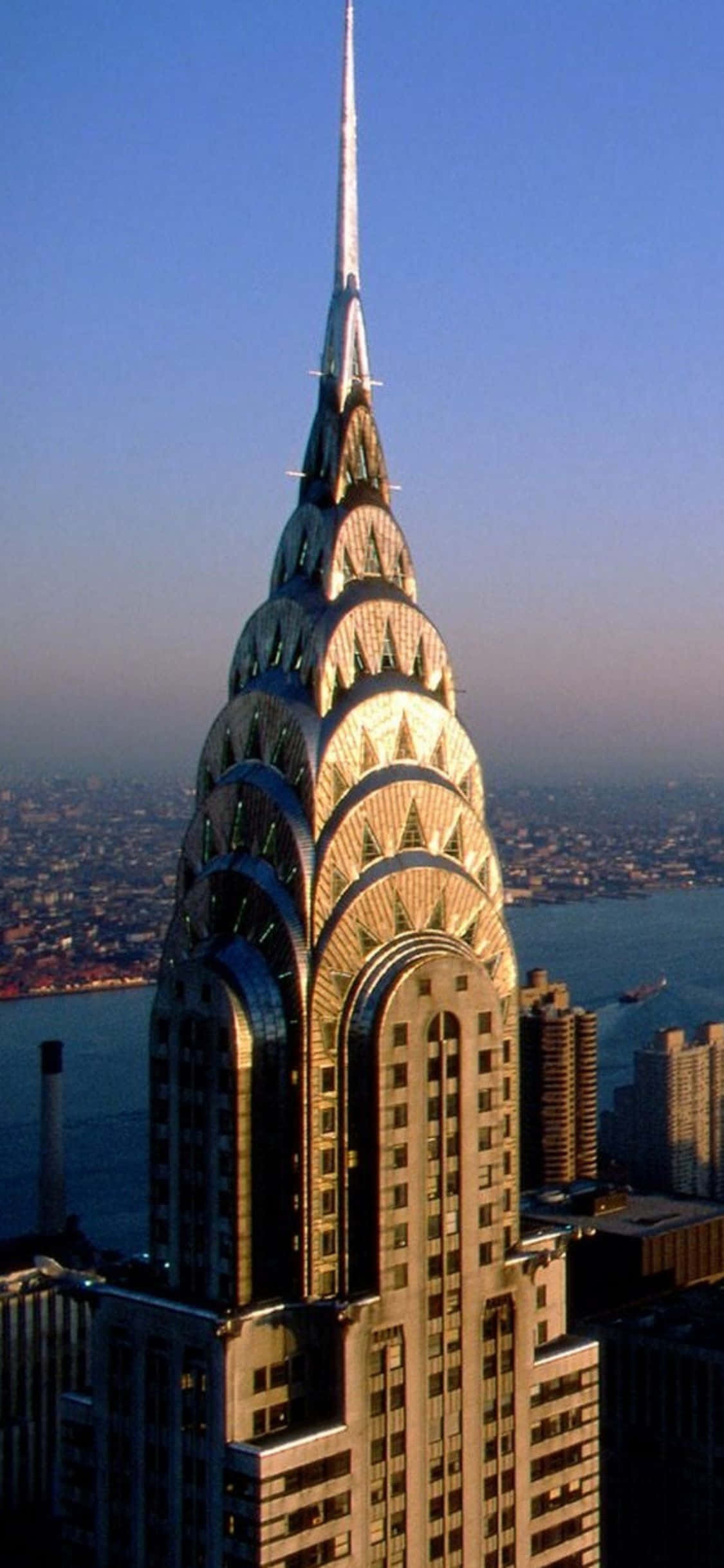 Byen som aldri sover – New York City om natten, fra den ikoniske silhuetten til refleksjonene av gatelysene i havnen. Bakgrunner