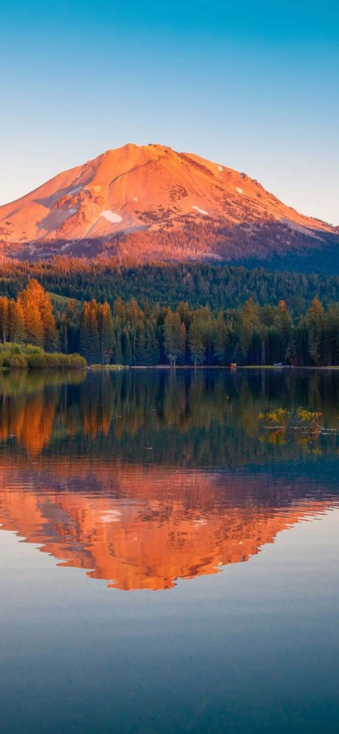 California-kystlinjen reflektert i iPhone Xs Bakgrunner