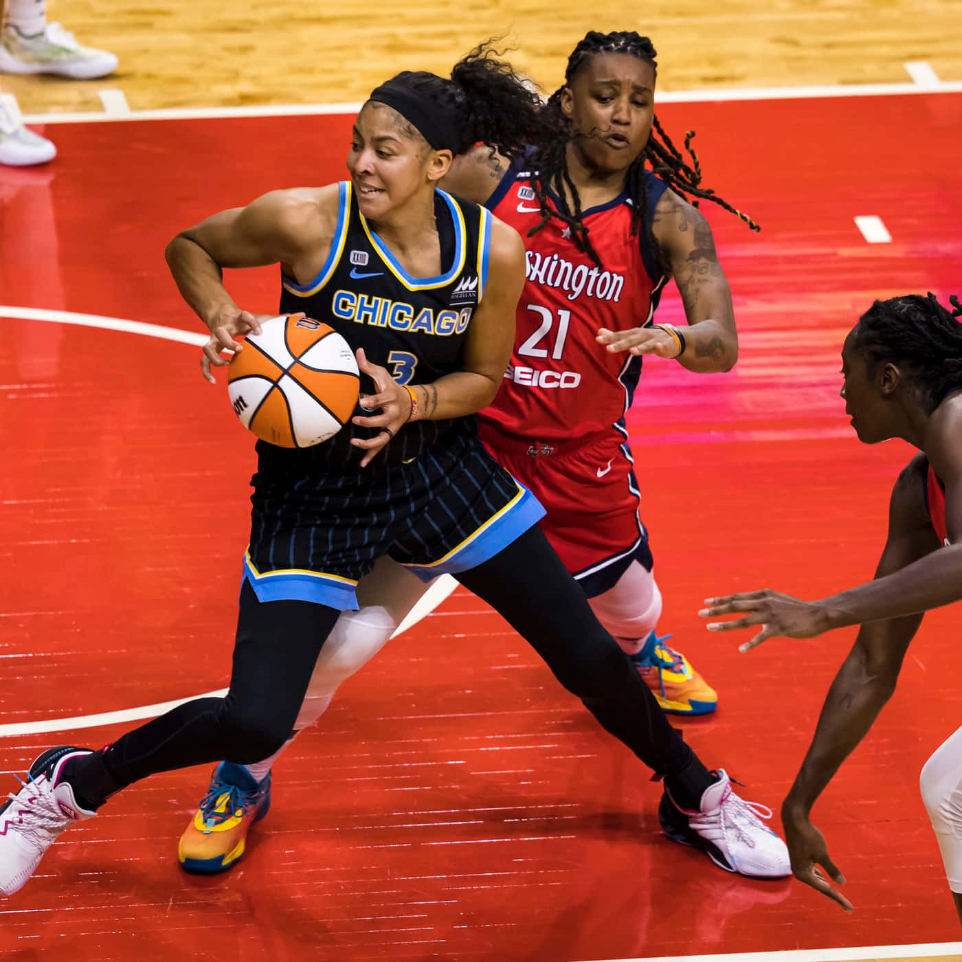 Candace Parker stjeler en ball Bakgrunner