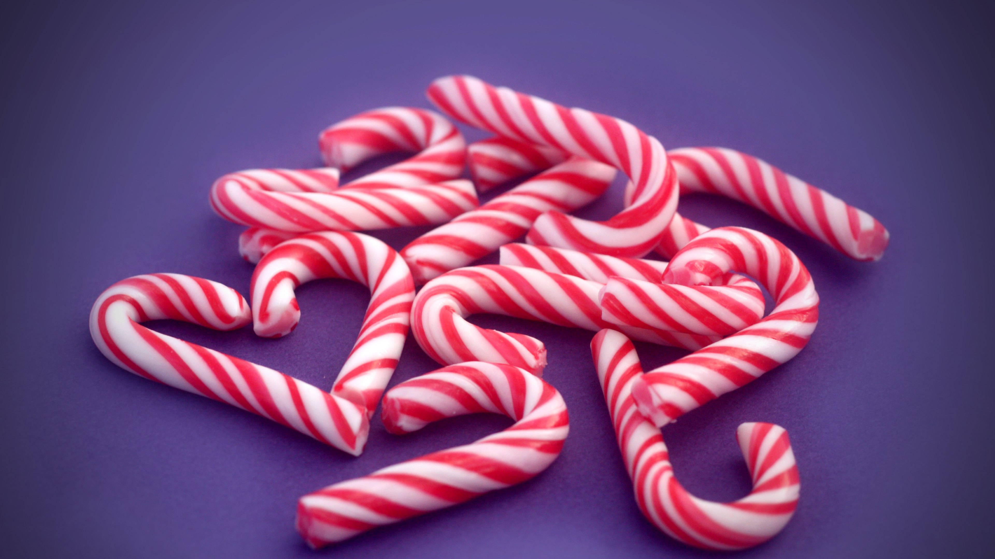 Candy Cane In Purple Background Bakgrunner