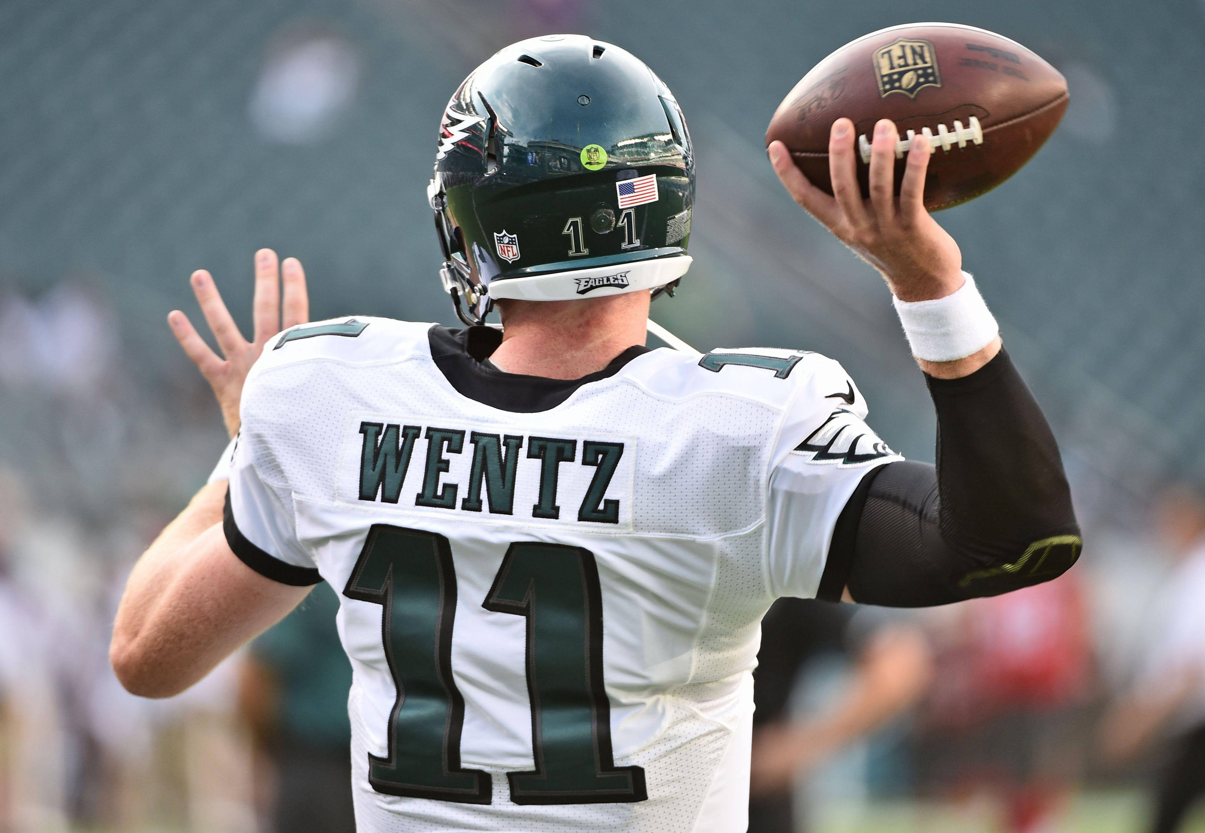 Carson Wentz kaster ballen NFL Bakgrunner