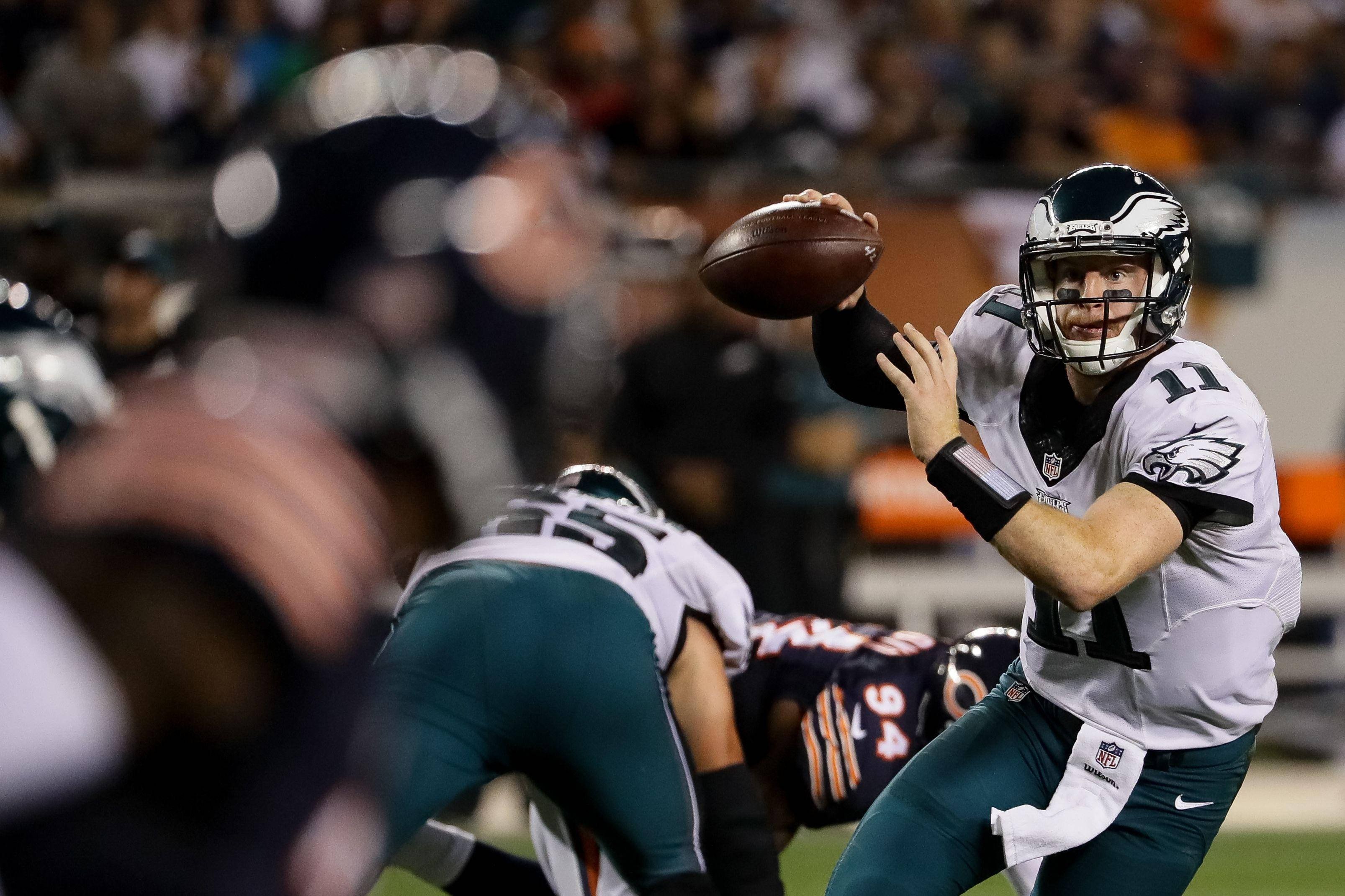 Carson Wentz kaster fotballen Bakgrunner