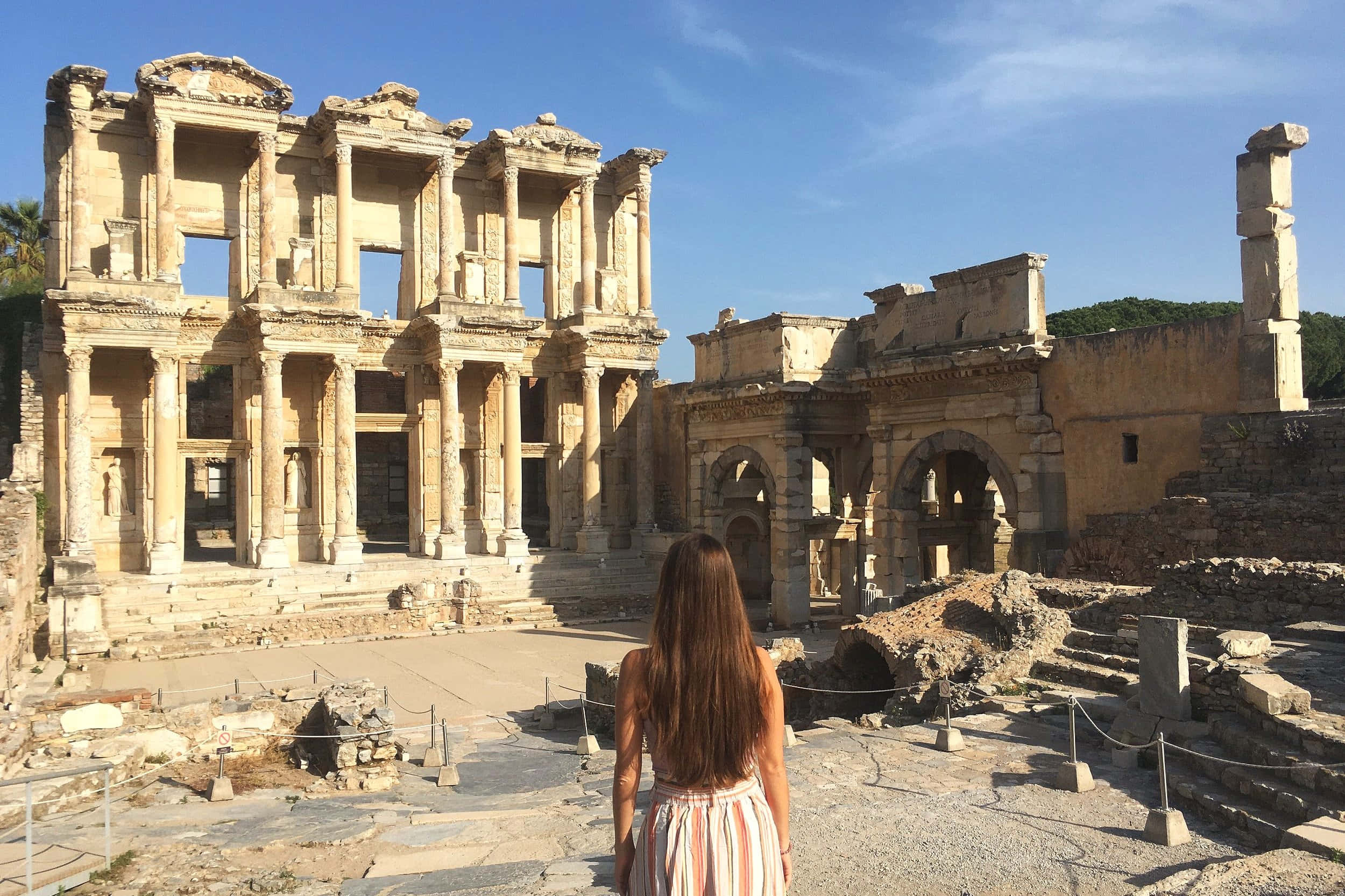 Celsus-biblioteket Kvinne som ser på ruinene Bakgrunner