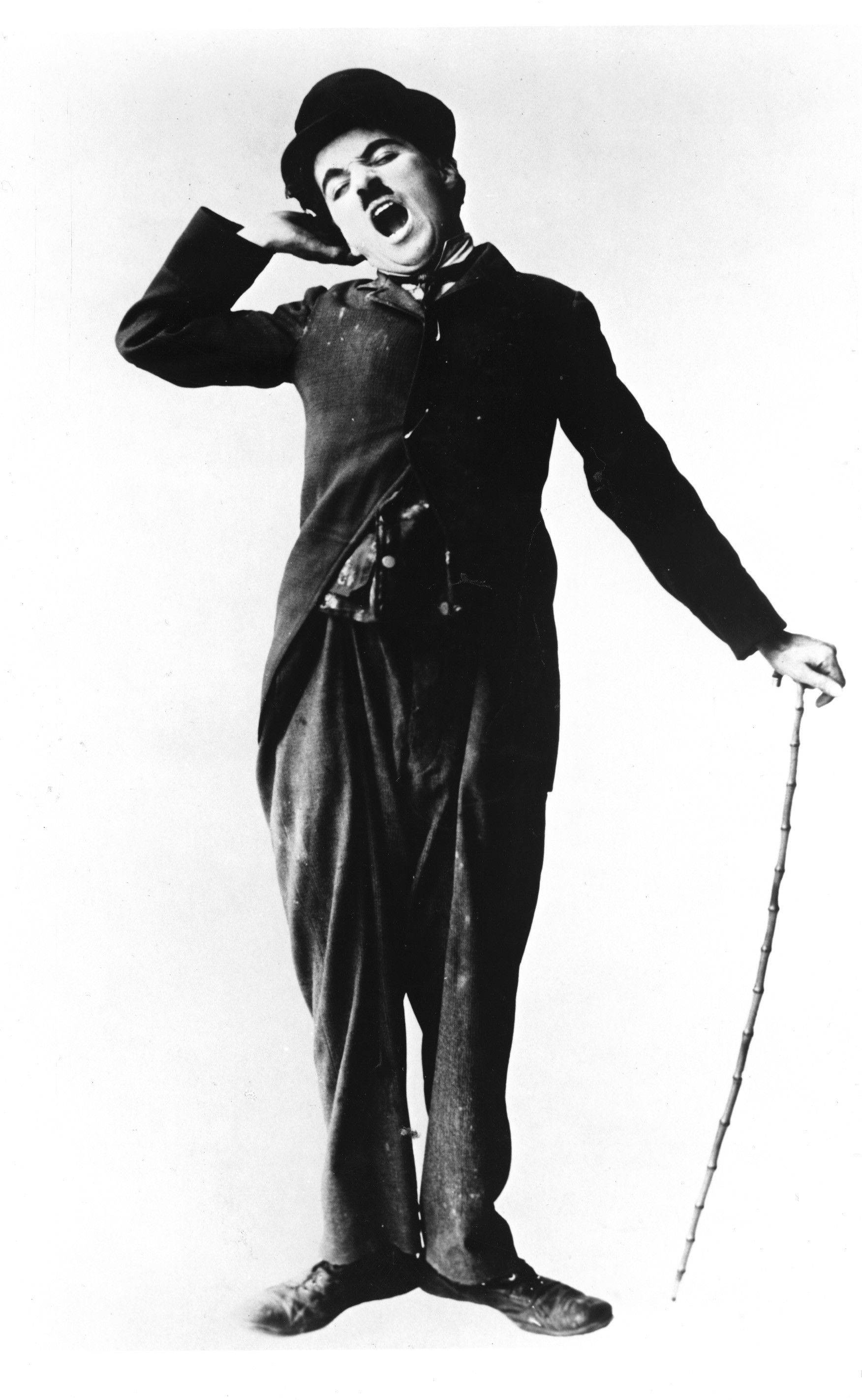 Charlie Chaplin exhaustedly taking a nap Bakgrunner