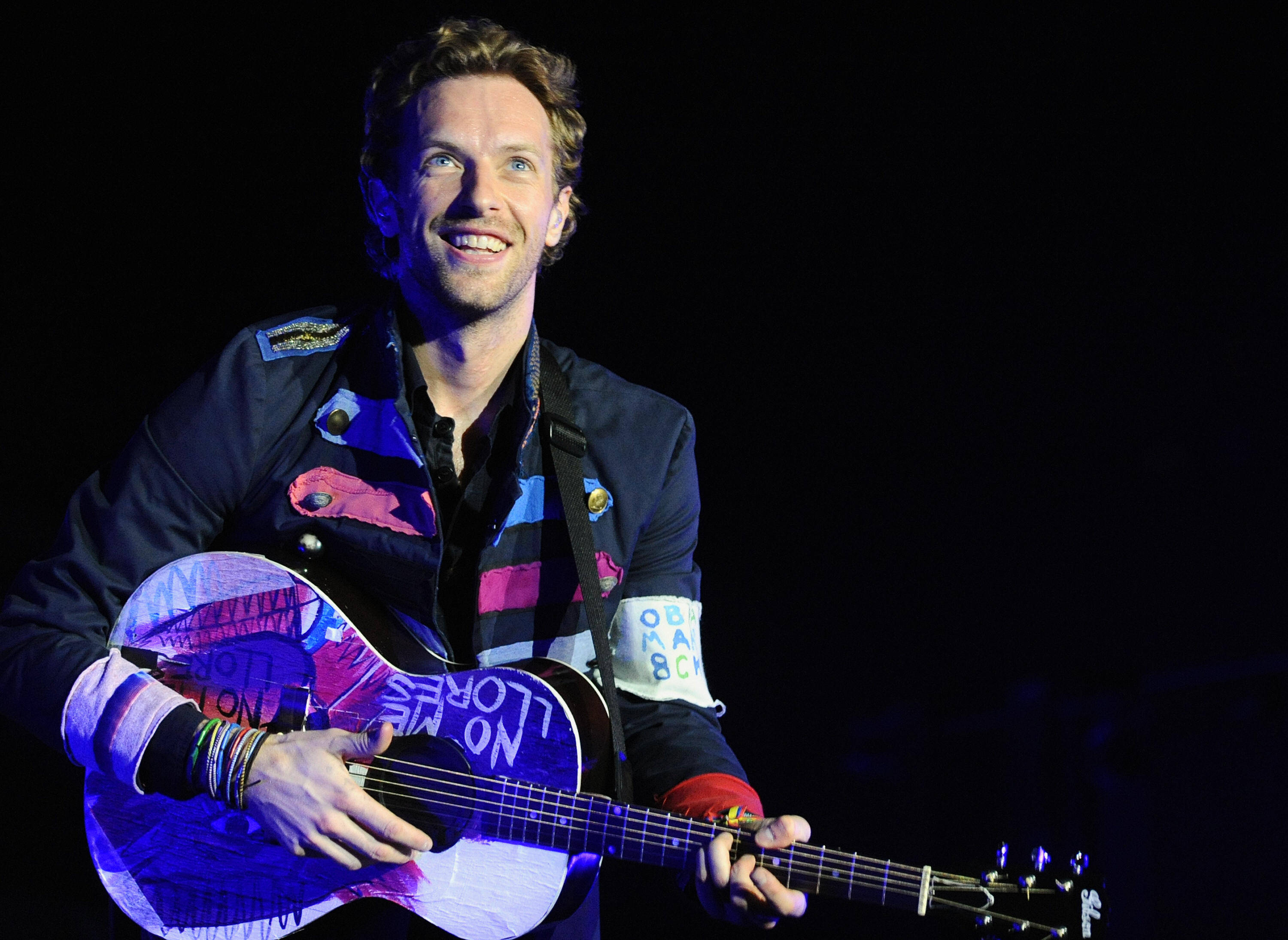 Chris Martin svart bakgrunn Bakgrunner