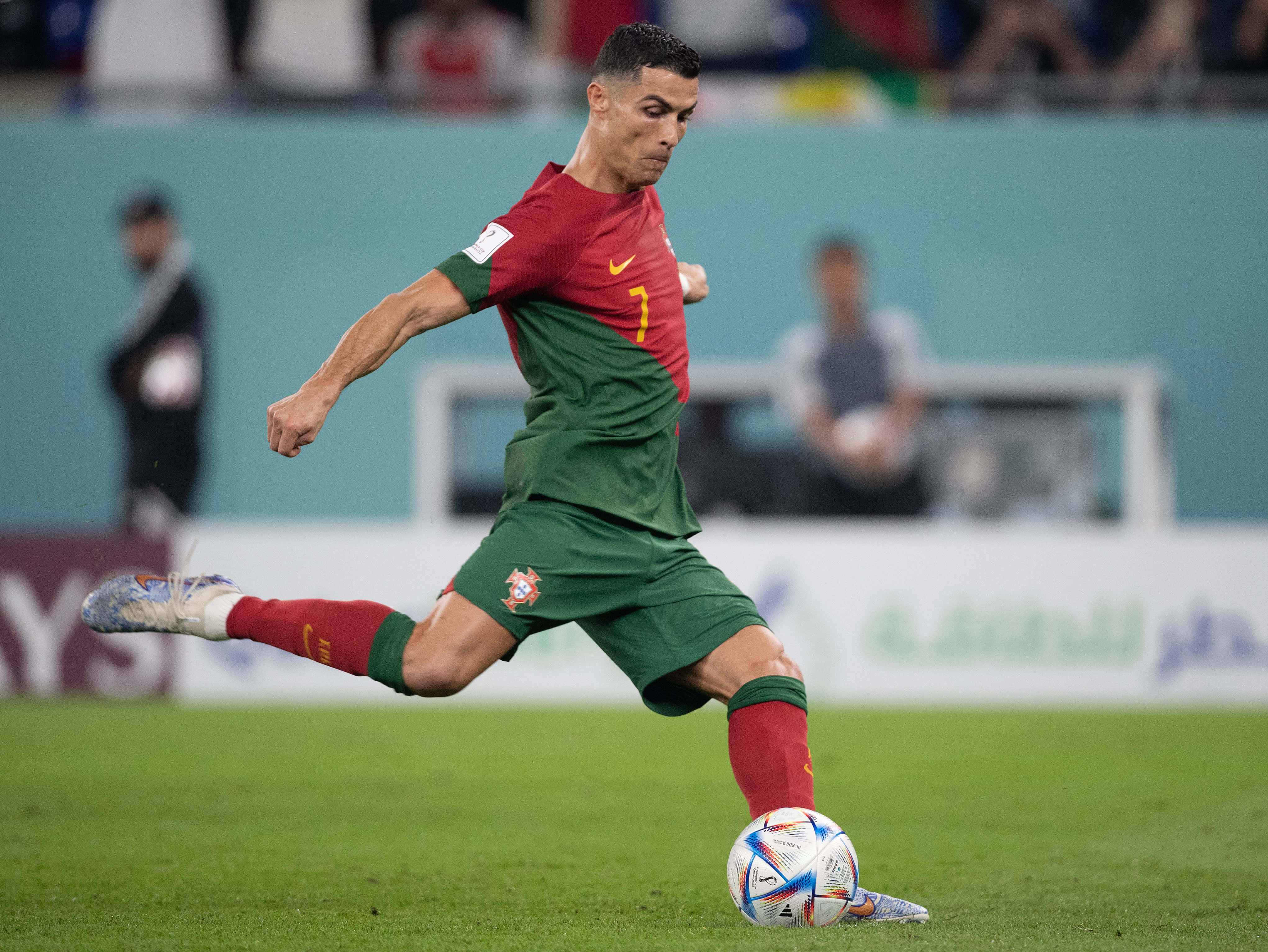 Christiano Ronaldo sparker en fotball Bakgrunner
