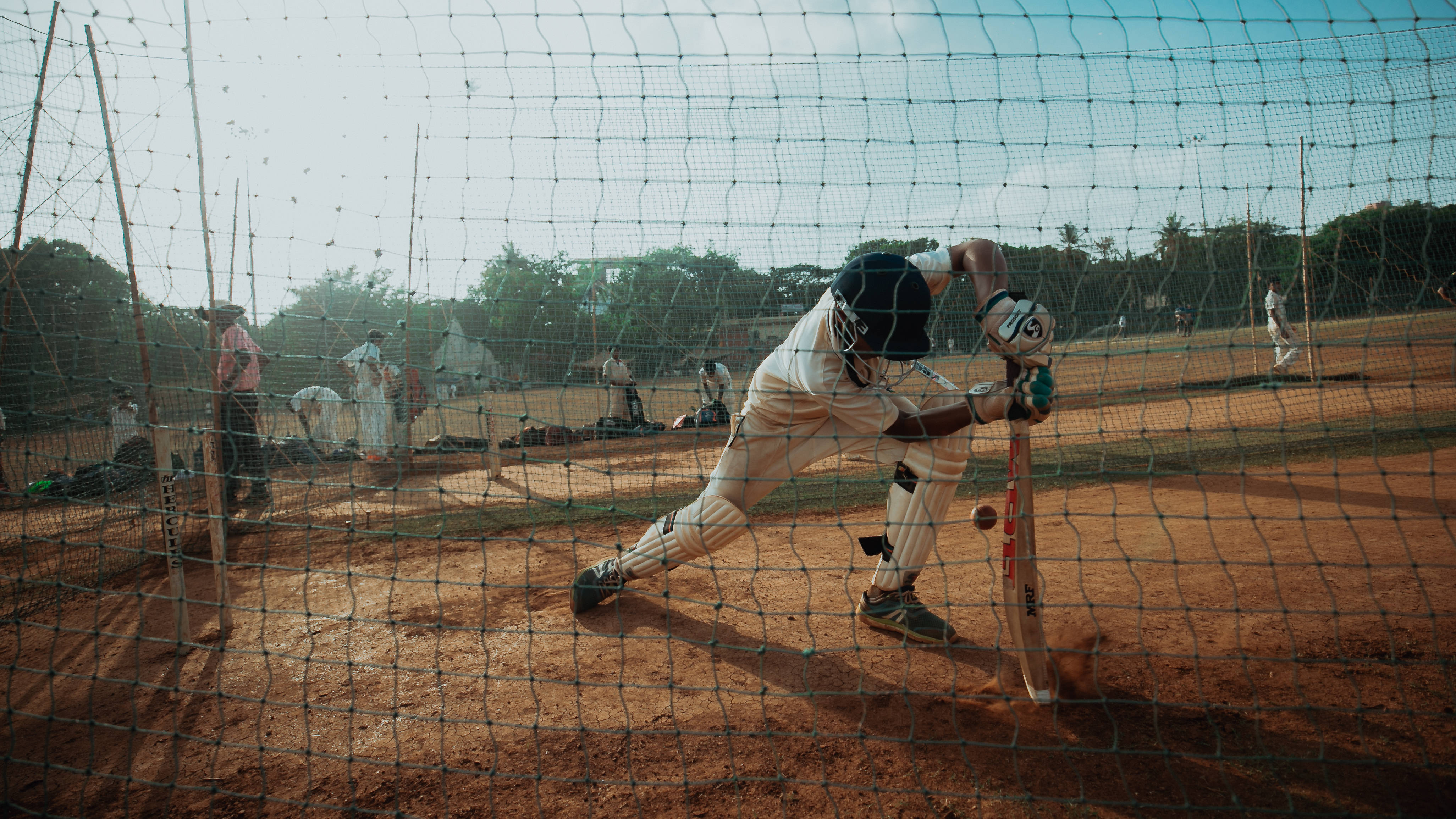 Cricketspiller lener seg for et slag Bakgrunner