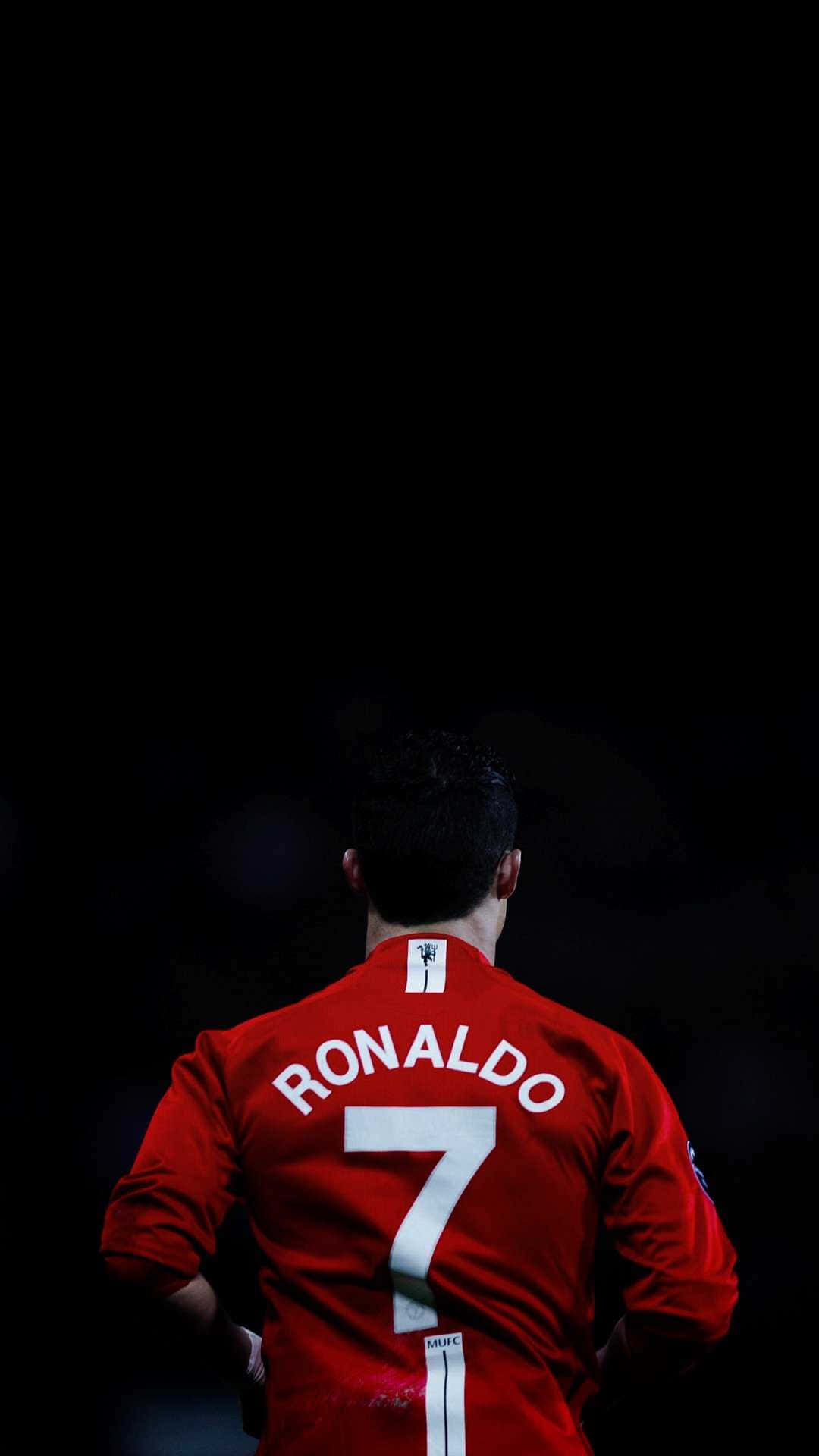 Cristiano Ronaldo slår et kraftig skudd på banen