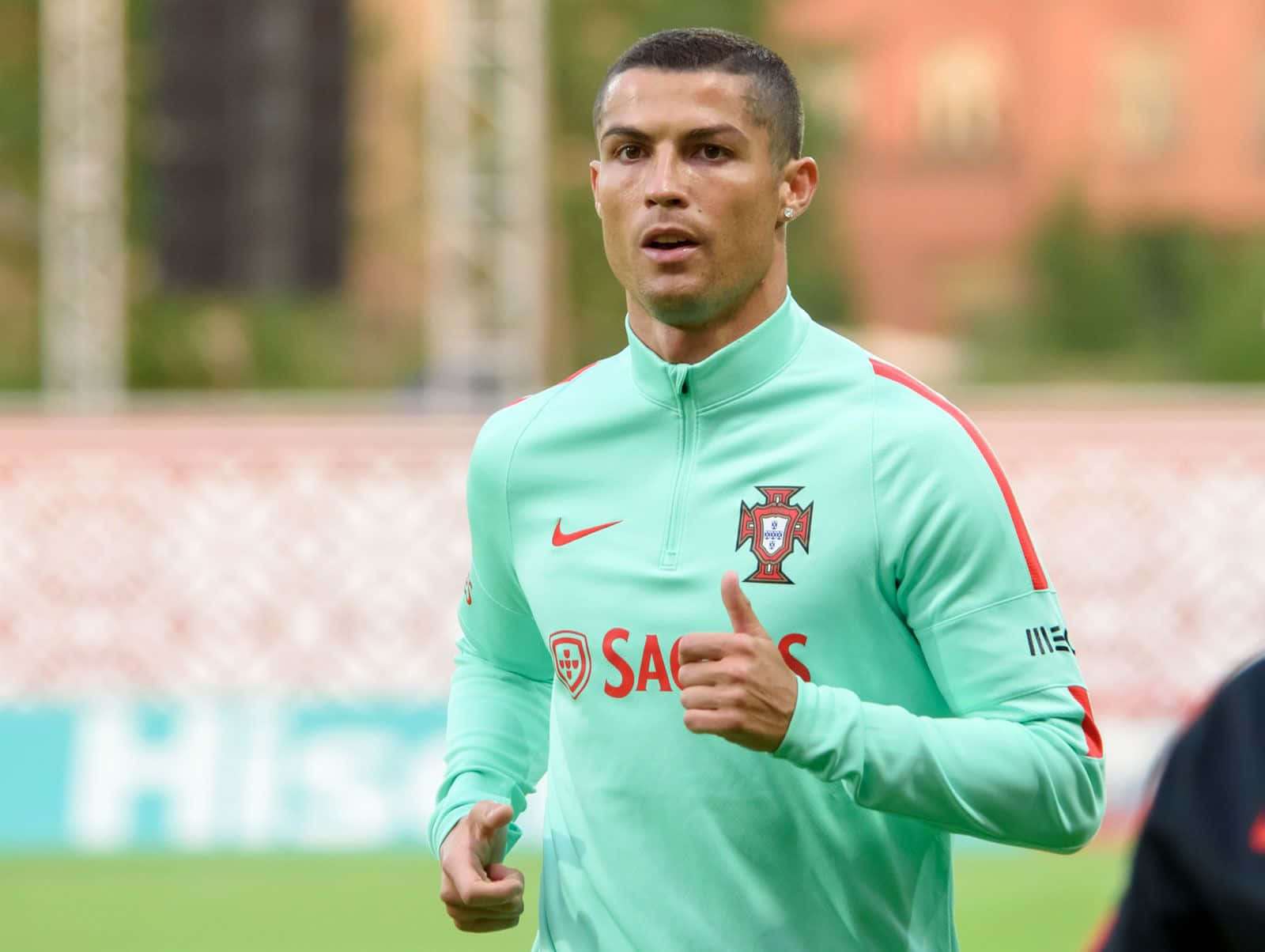 Cristiano Ronaldo, en ikonisk fotballspiller som fortsetter å forbløffe fansen med sine ferdigheter og lidenskap for spillet Bakgrunner