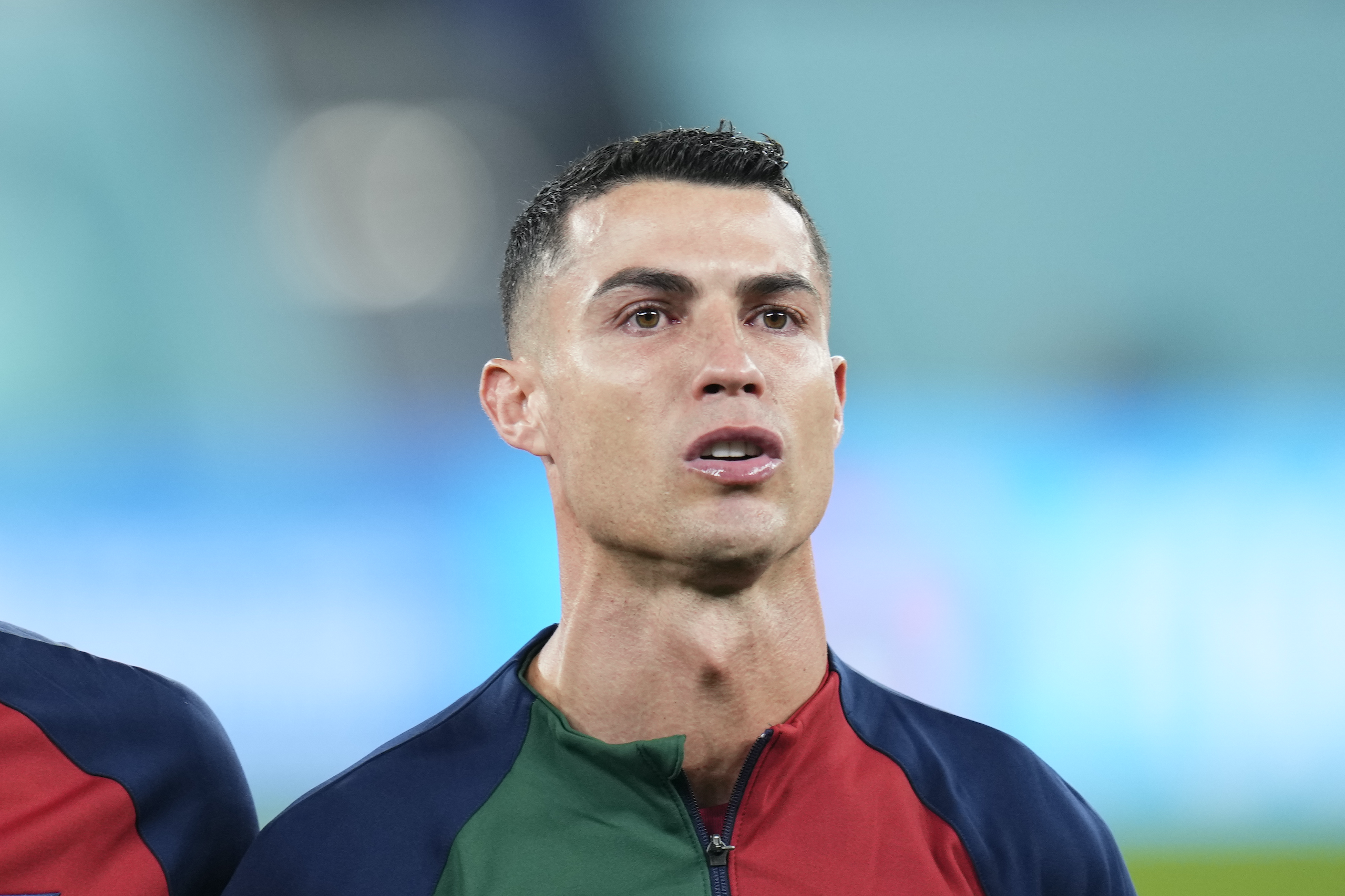 Cristiano Ronaldo klar for aksjon på fotballbanen. Bakgrunner