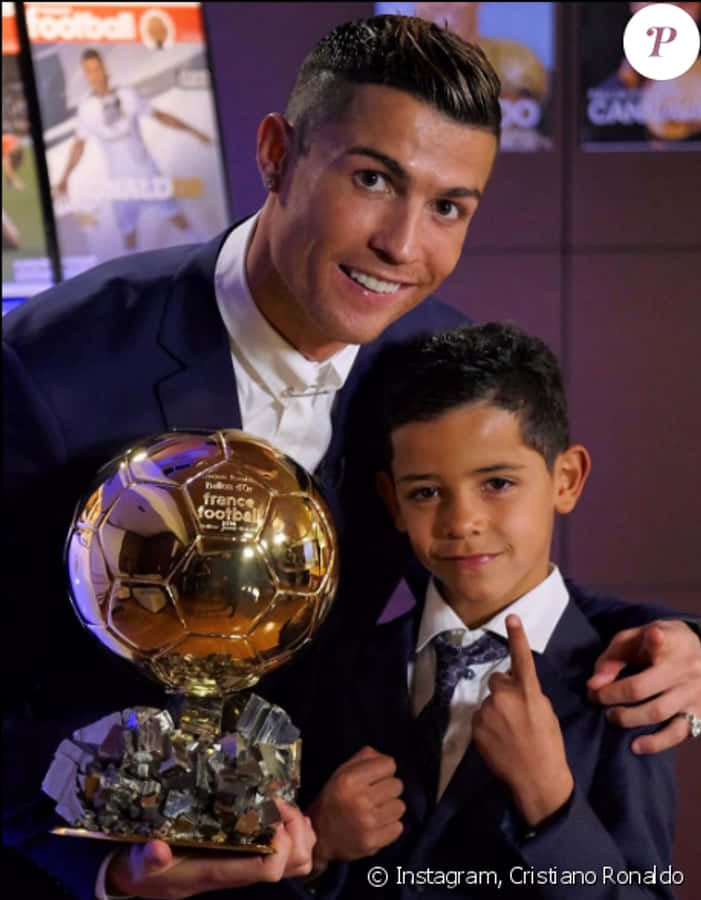 Cristiano Ronaldo med gullball og barn Bakgrunner