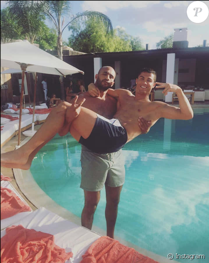Cristiano Ronaldo ved bassenget Bakgrunner