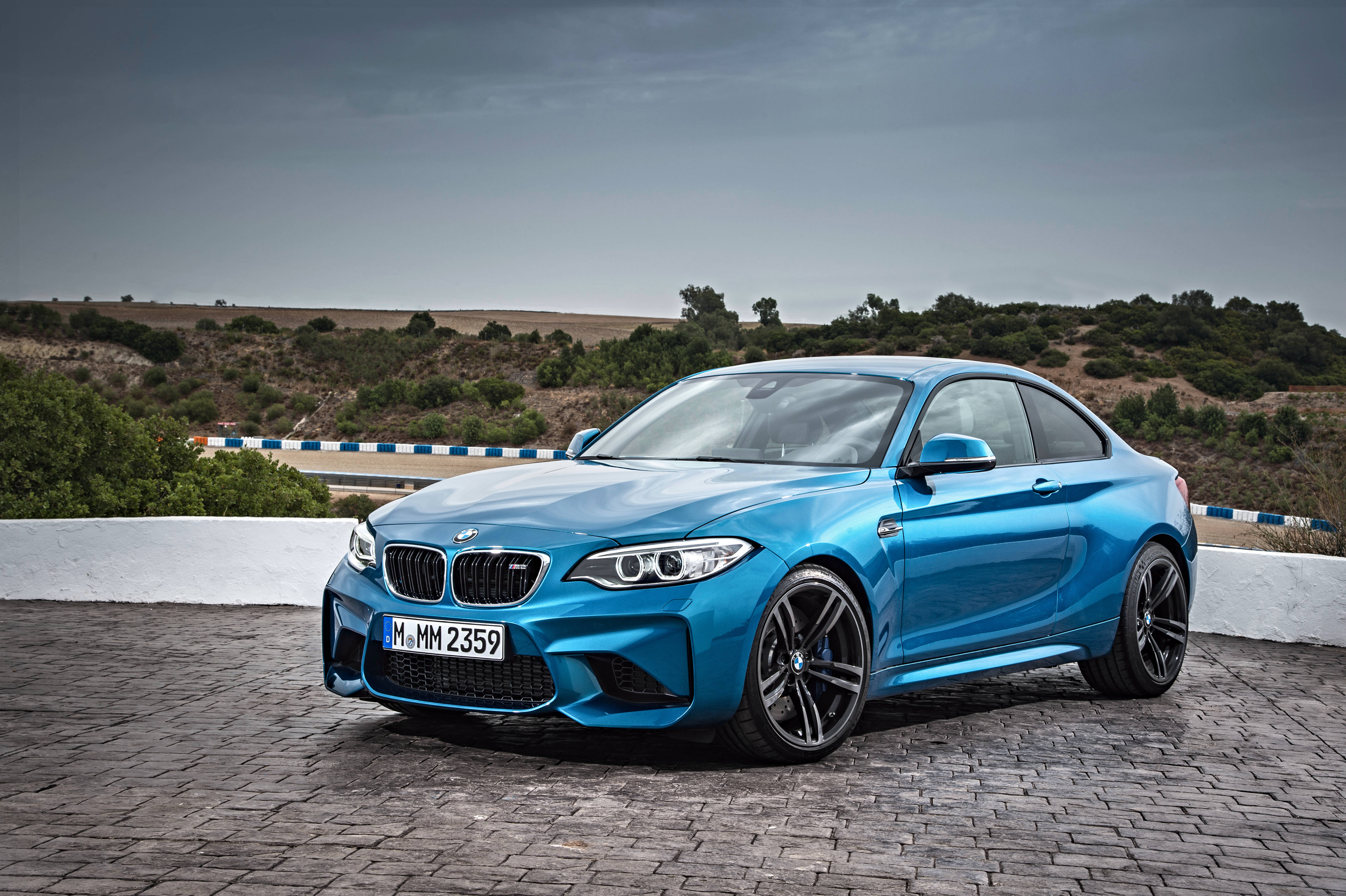 Cruise langs fjellveiene i en blå BMW F87 Bakgrunner