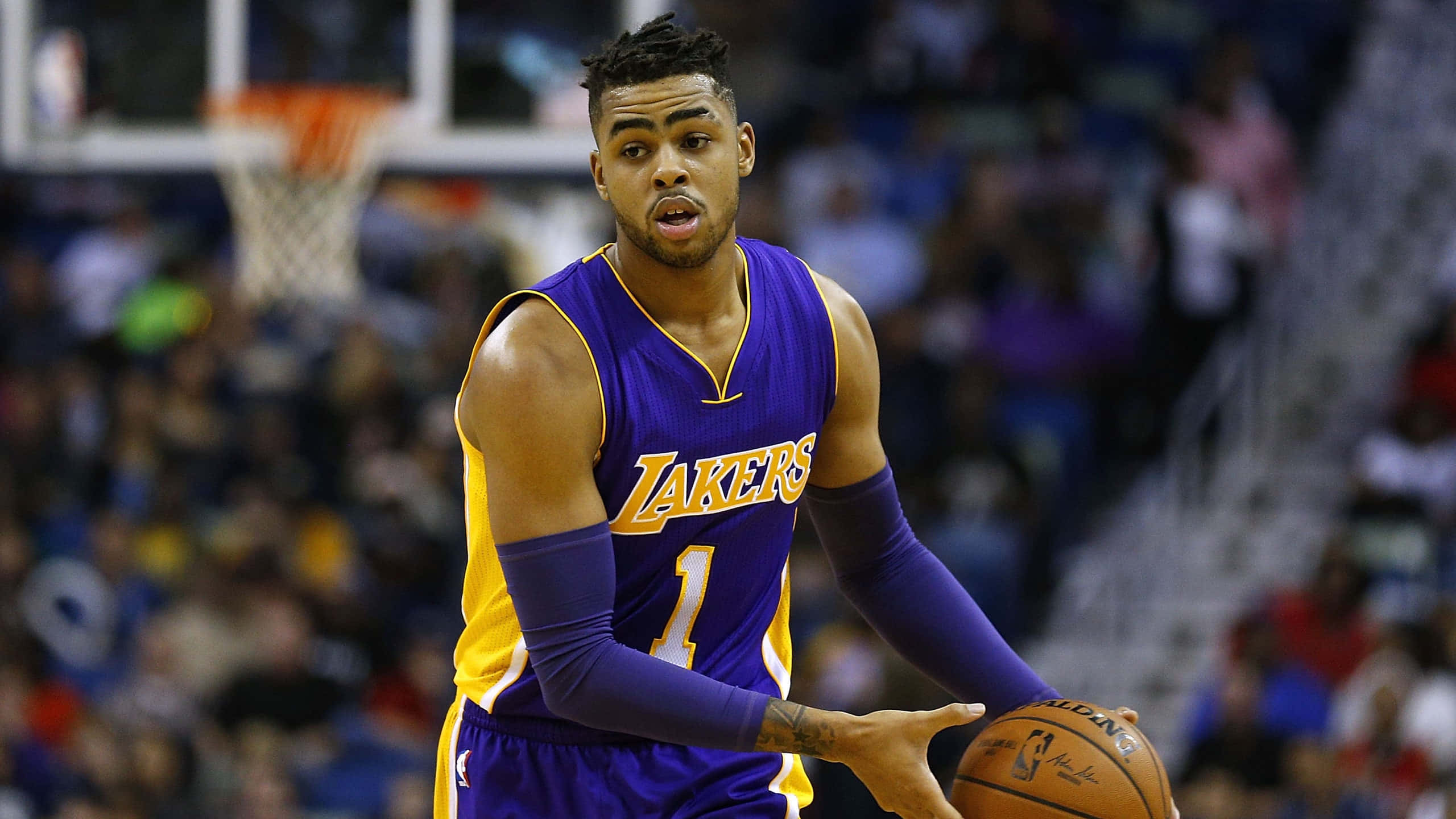 D'Angelo Russell ser til siden Bakgrunner