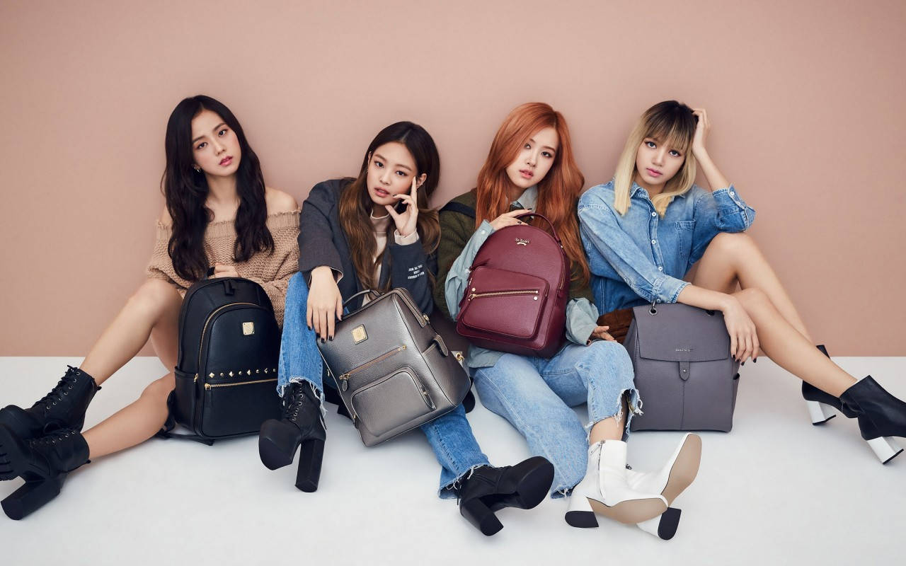 De fire Blackpink-medlemmene bærer ryggsekkene sine med stil. Bakgrunner