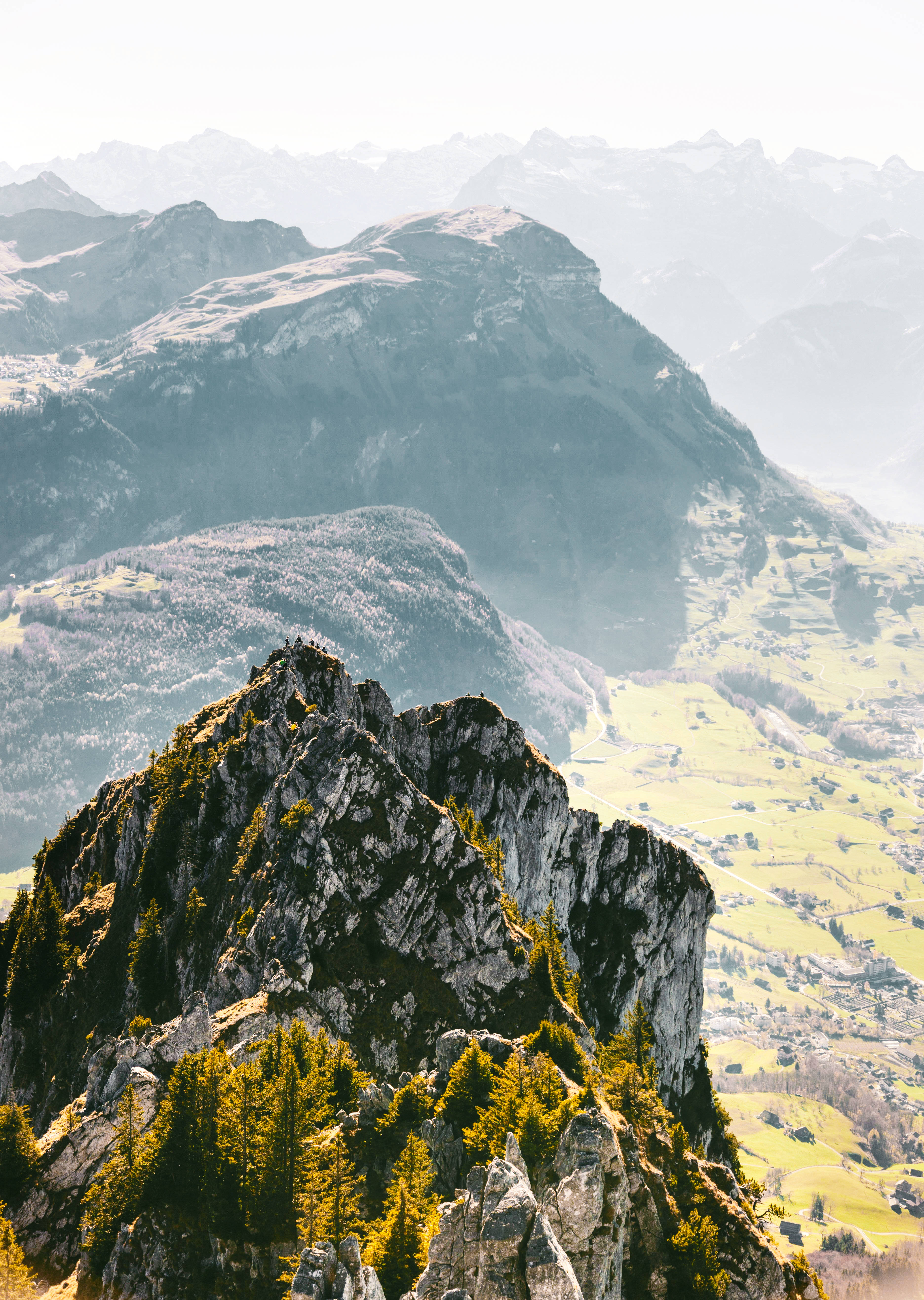 De praktfulle Rocky Mountains en krisp morgen Bakgrunner