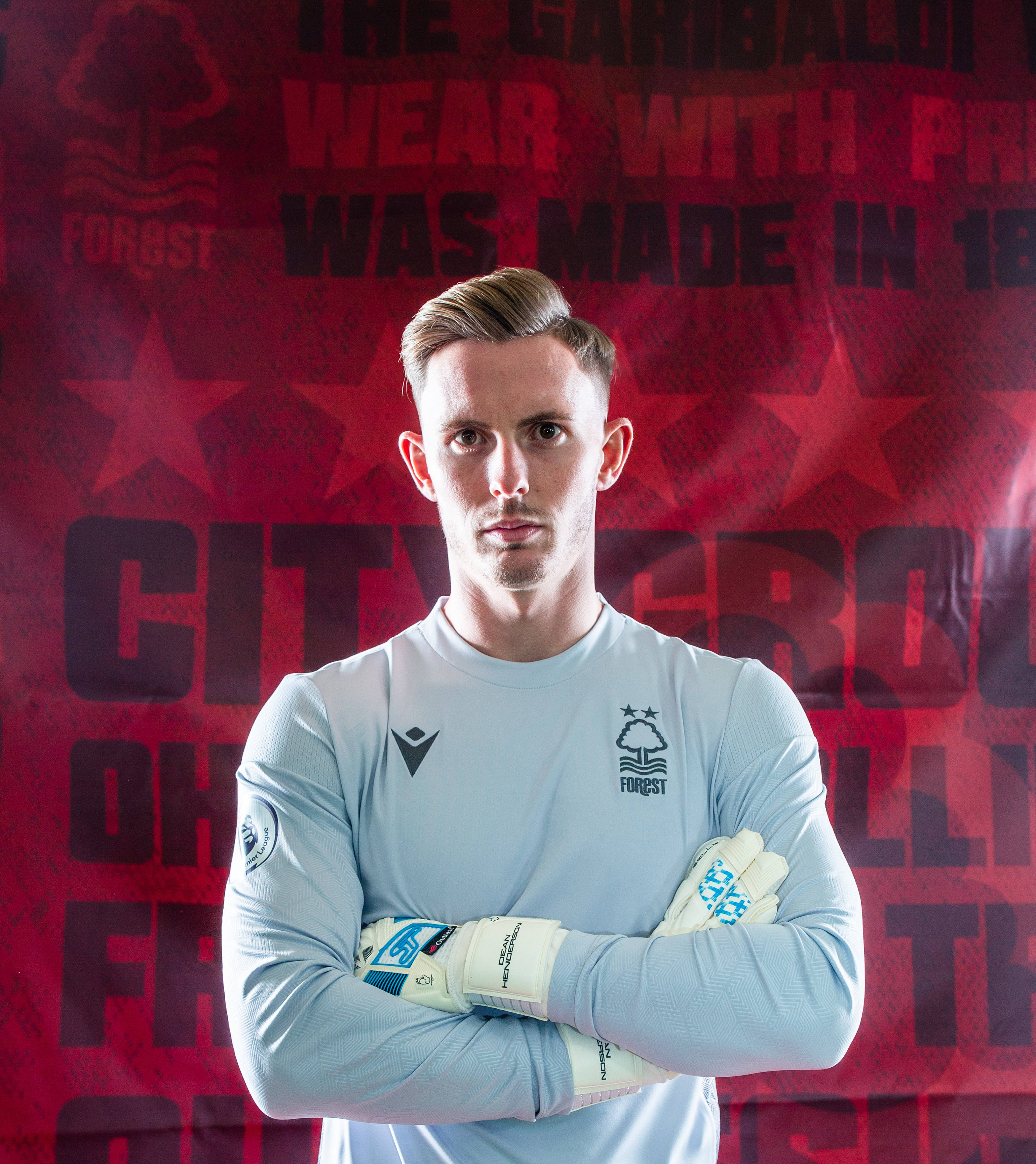 Dean Henderson med korslagte armer Bakgrunner