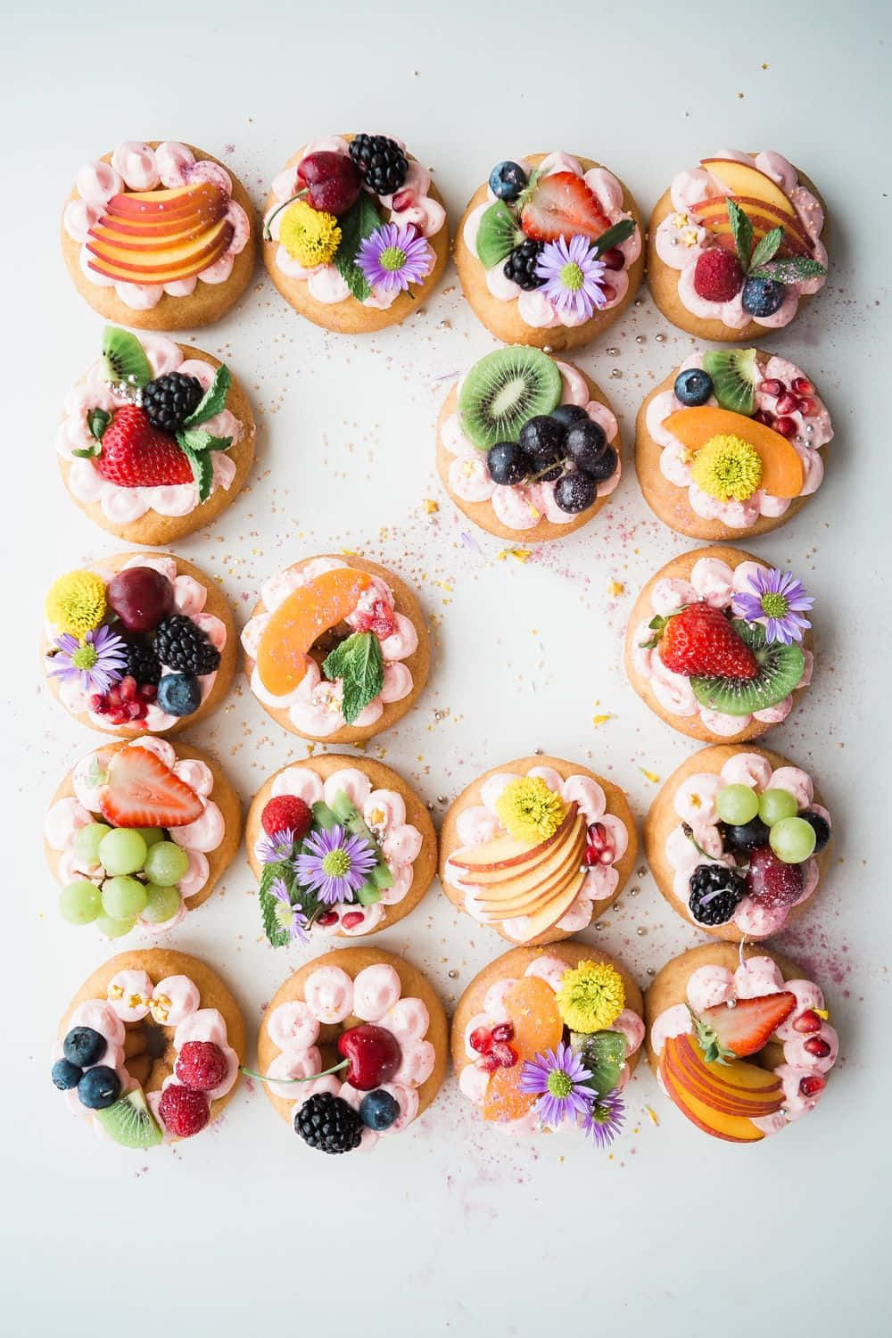 Deilig vårdessert med friske bær og blomster Bakgrunner