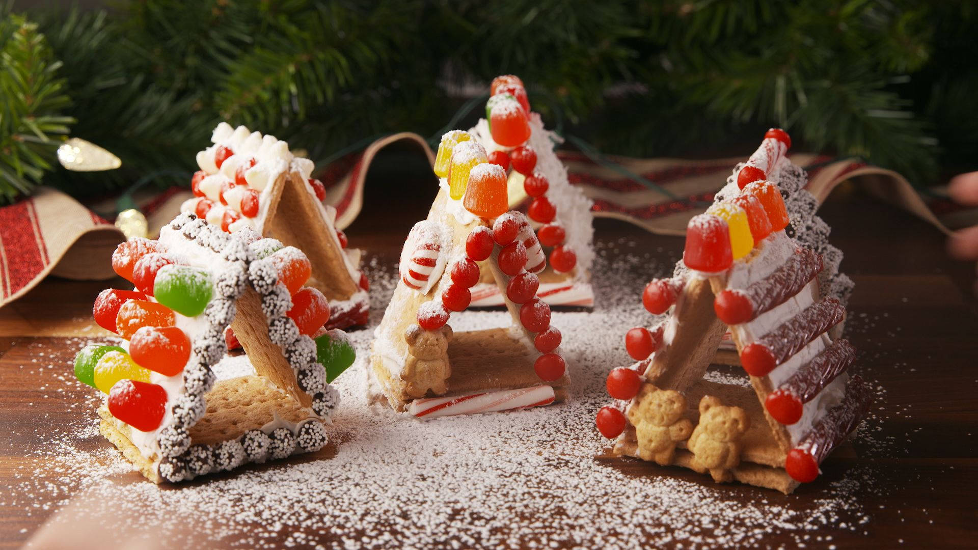 Delish Kids Mini Pepperkakehus Bakgrunner