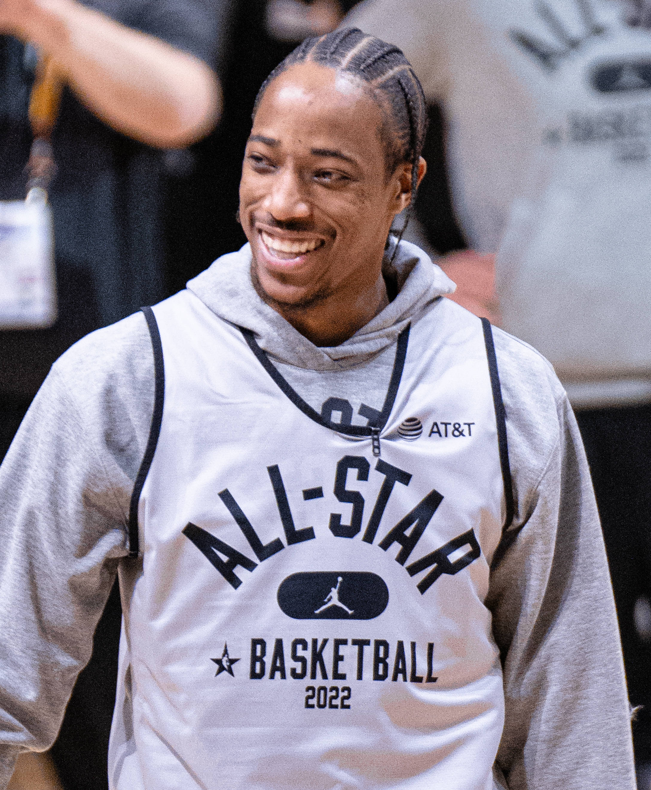 Demar Derozan smilende med flettet hår Bakgrunner