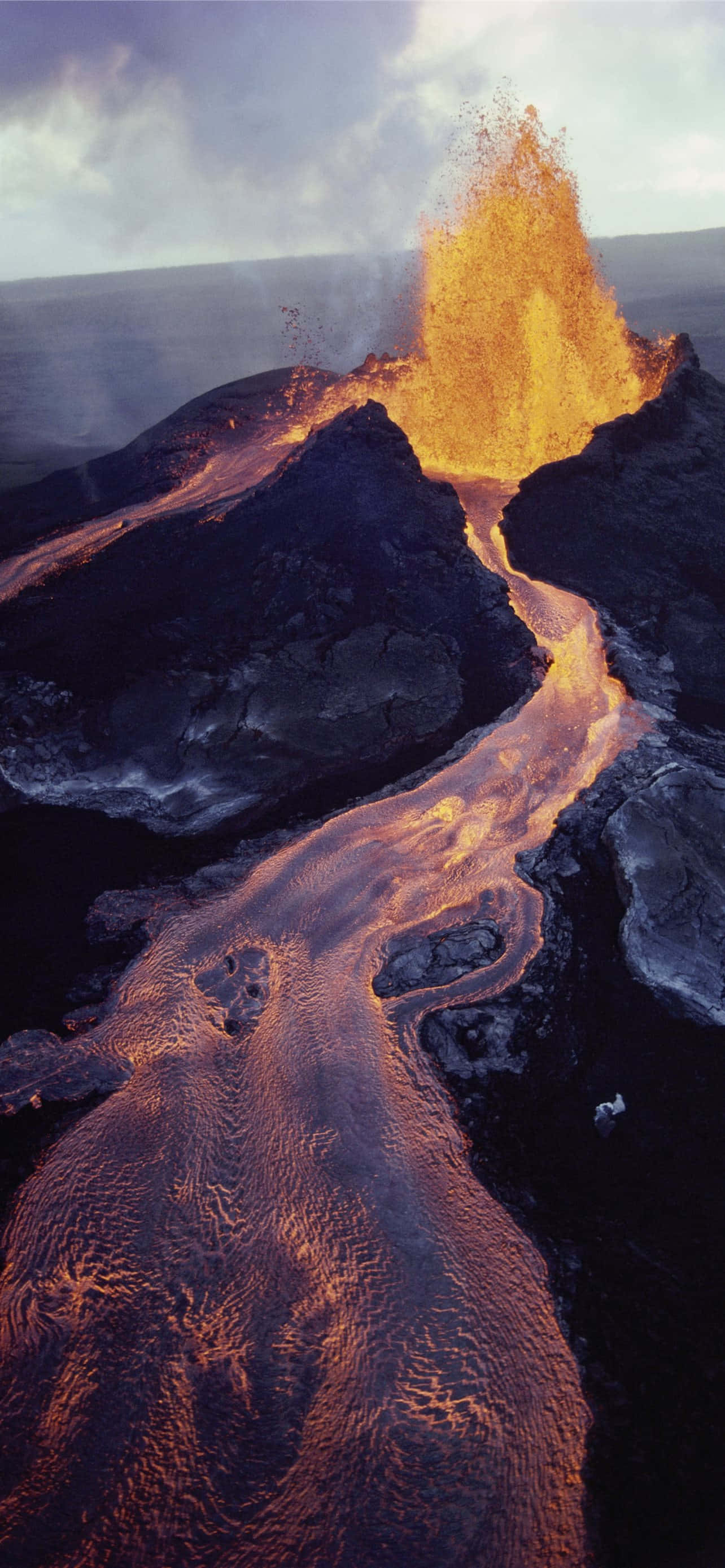 Den fantastiske skjønnheten ved et vulkanutbrudd i Hawaii Volcanoes National Park. Bakgrunner