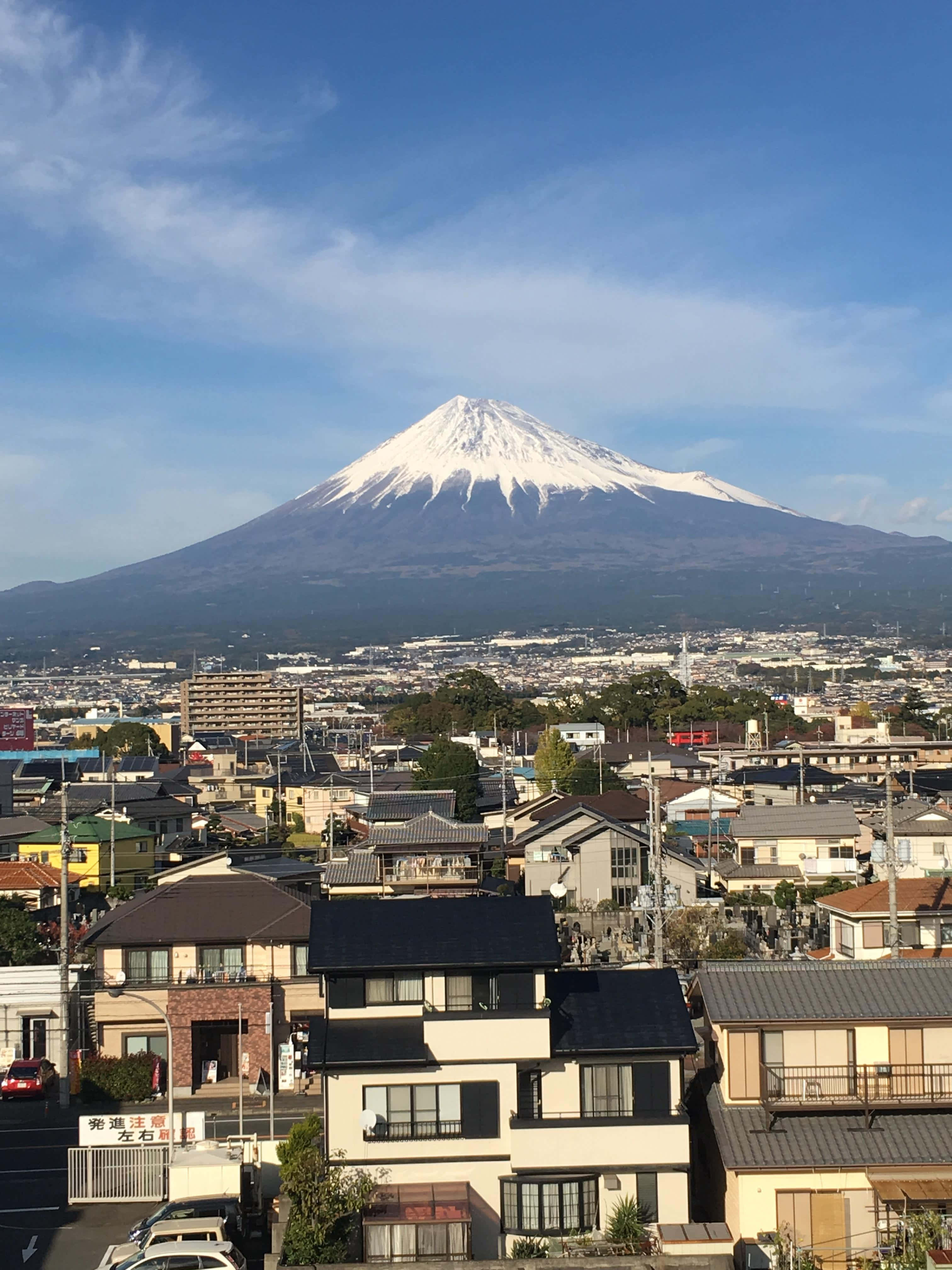 Den fantastiske skjønnheten til snødekt Fuji-fjell i Japan Bakgrunner