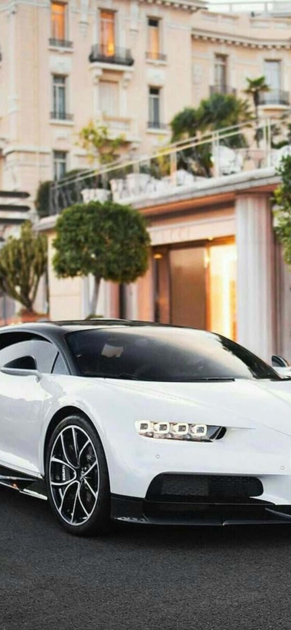 den hvite bugatti chiron er parkert foran en bygning Bakgrunner