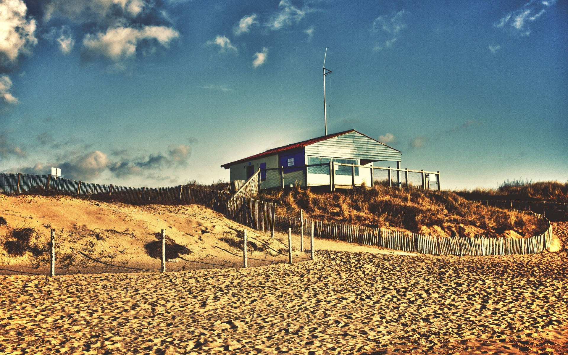 Hvitt hus på stranden bakgrunn.