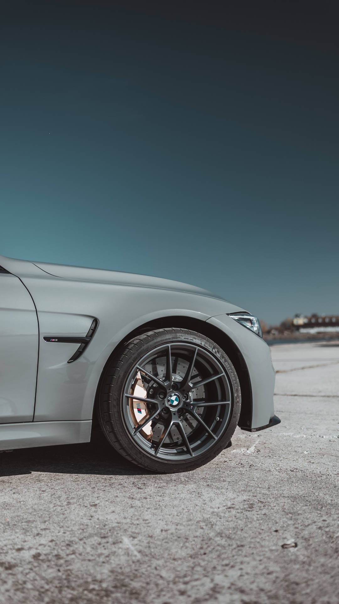 Sidevisning bakgrunnsbilde av grå BMWs hjul med logo