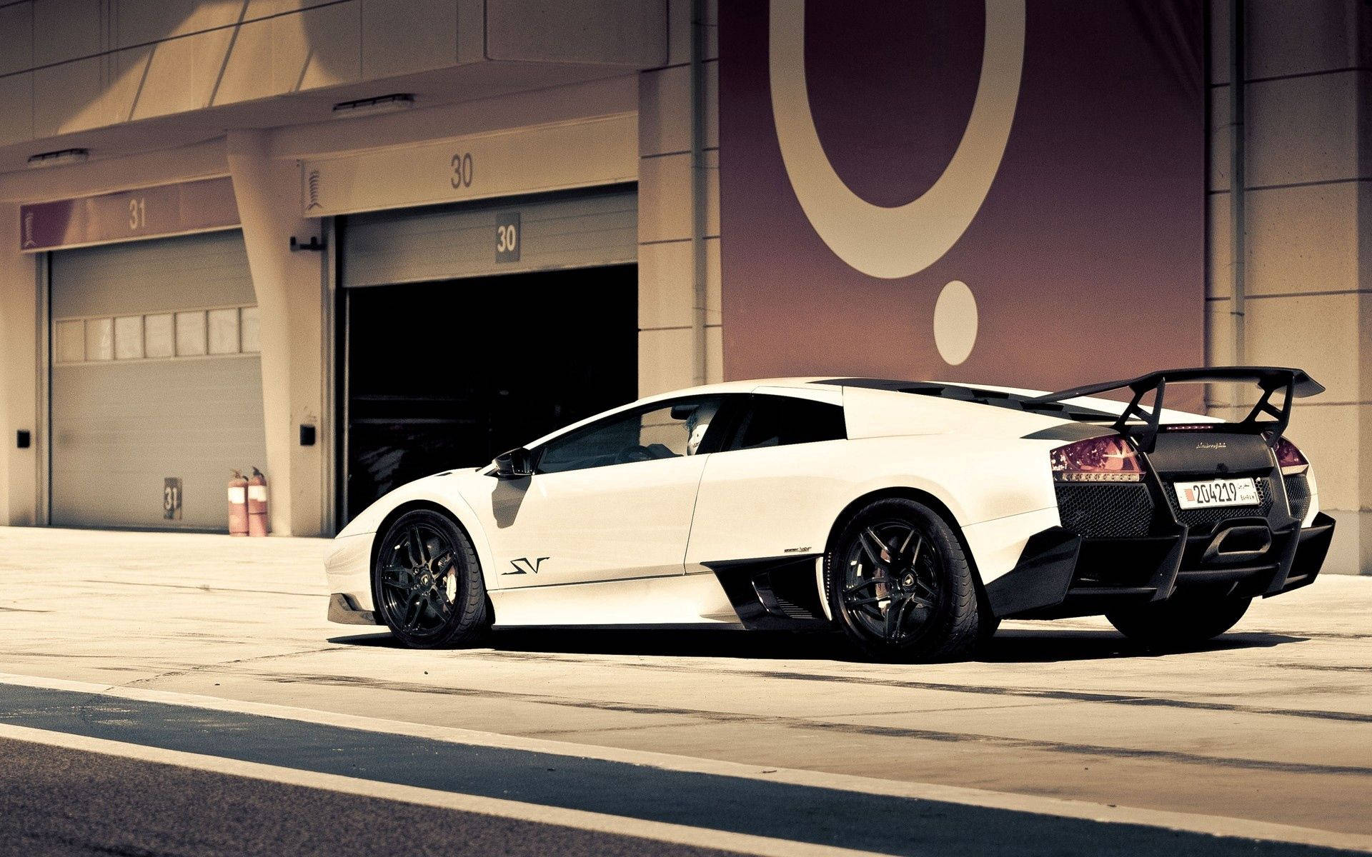 Hvit Lamborghini Murcielago SV fra siden og bakfra bakgrunn.